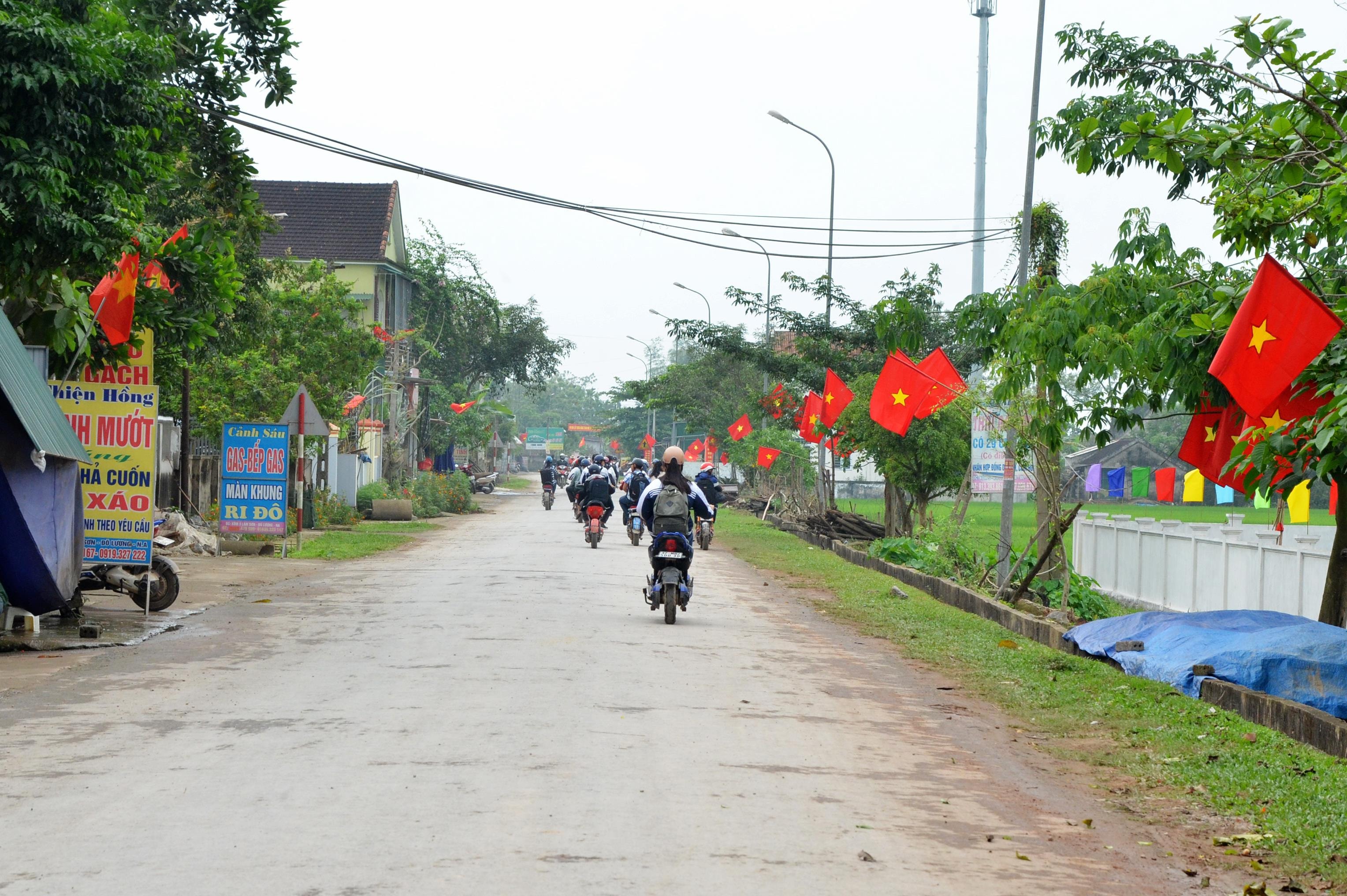 Hệ thống đường giao thông toàn xã Lam Sơn đầu tư xây dựng khang trang, đảm bảo phục vụ đời sống và phát triển kinh tế của địa phương.Ảnh: Lương Mai