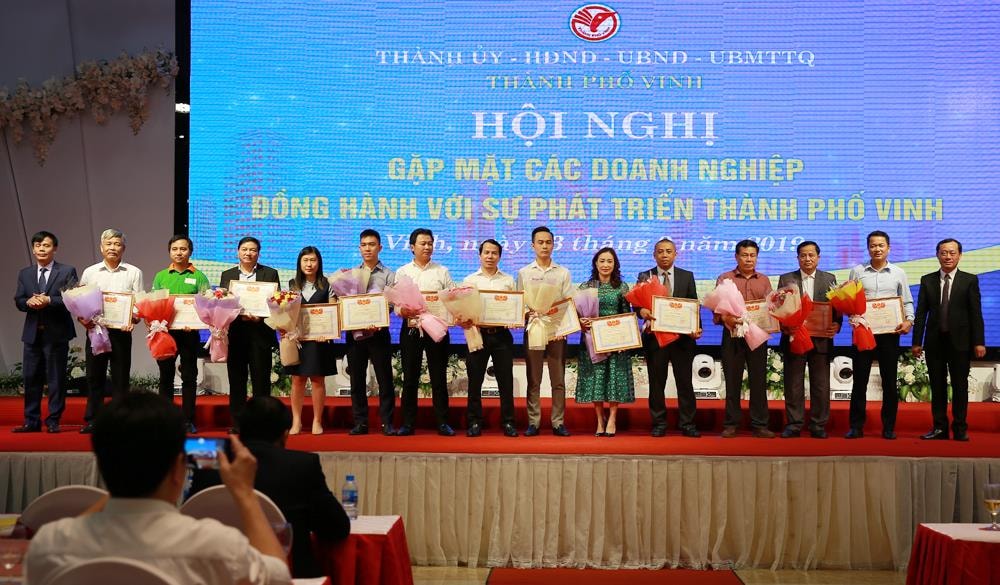 UBND Thành phố Vinh trao bằng khen cho các doanh nghiệp. Ảnh: Lâm Tùng