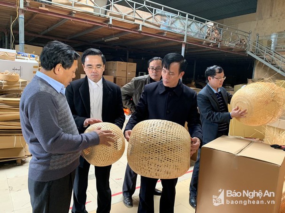 Đoàn đến thăm Công ty TNHH Đức Phong. Ảnh: Tư liệu