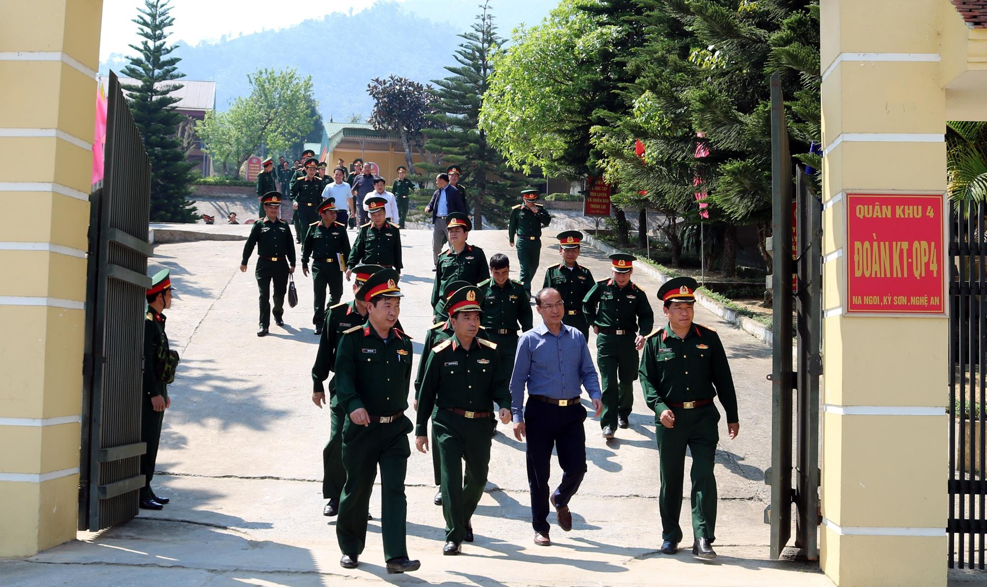 Đoàn công tác thăm, kiểm tra tại Đoàn kinh tế - quốc phòng 4 đóng tại huyện Kỳ Sơn. Ảnh: Hồ Việt