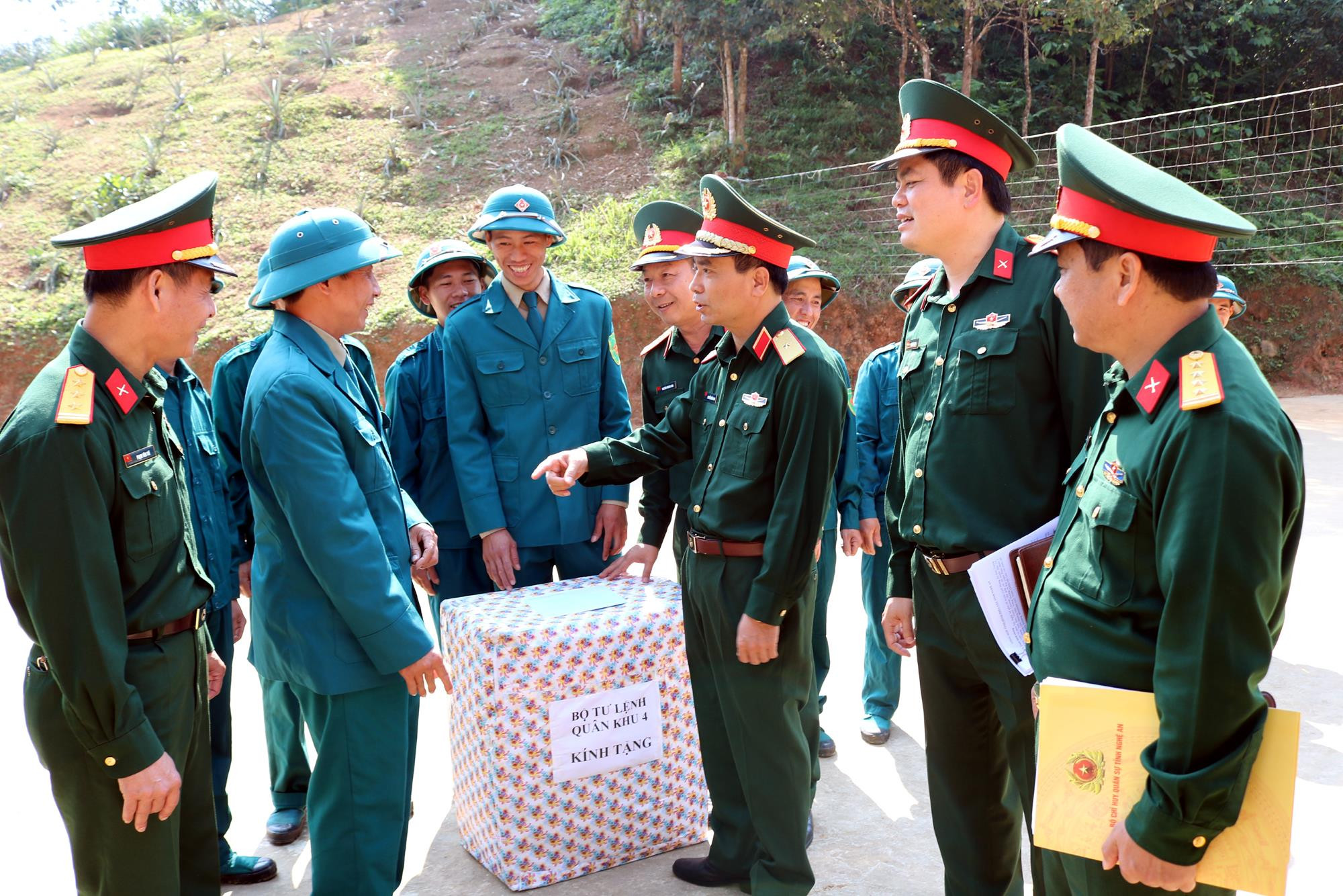 Thiếu tướng Nguyễn Doãn Anh hỏi thăm, tặng quà dân quân thường trực xã Na Ngoi. Ảnh: Hồ Việt