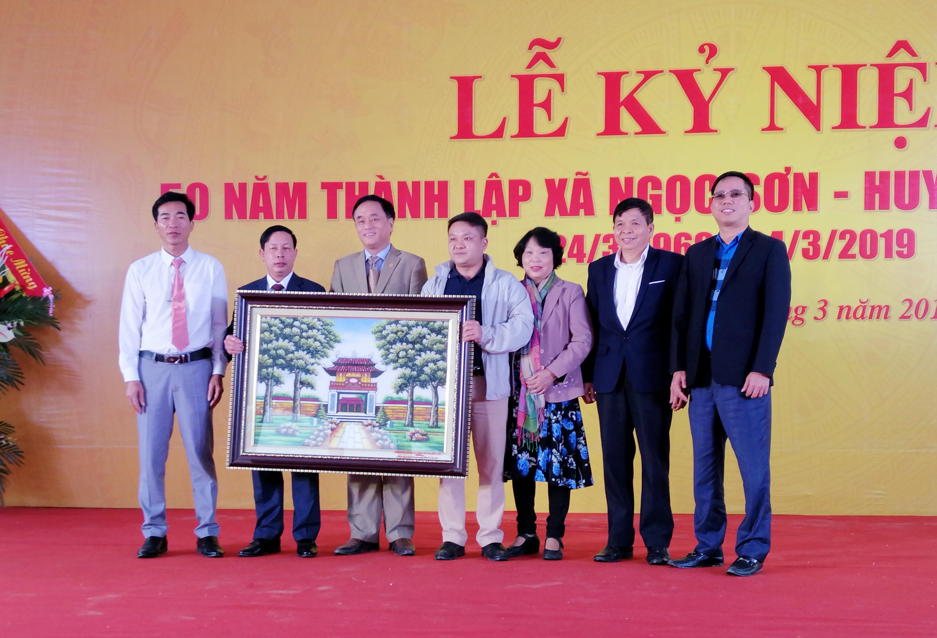 Dịp này, con em quê hương trao tặng bức tranh lưu niệm cho lãnh đạo, nhân dân xã Ngọc Sơn. Ảnh: Hữu Thịnh