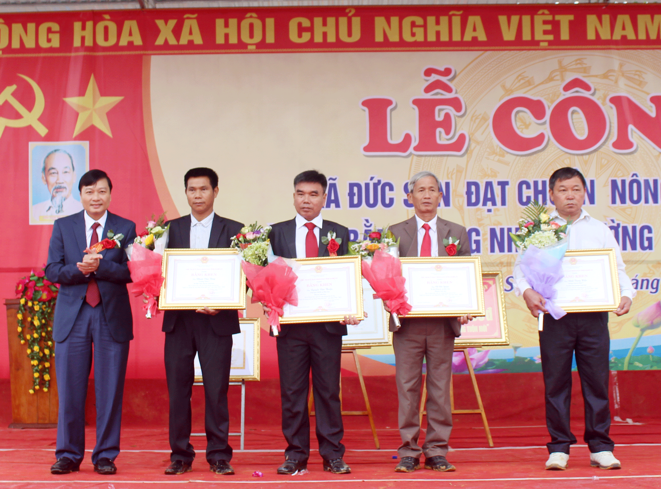 Trao Bằng khen của UBND.