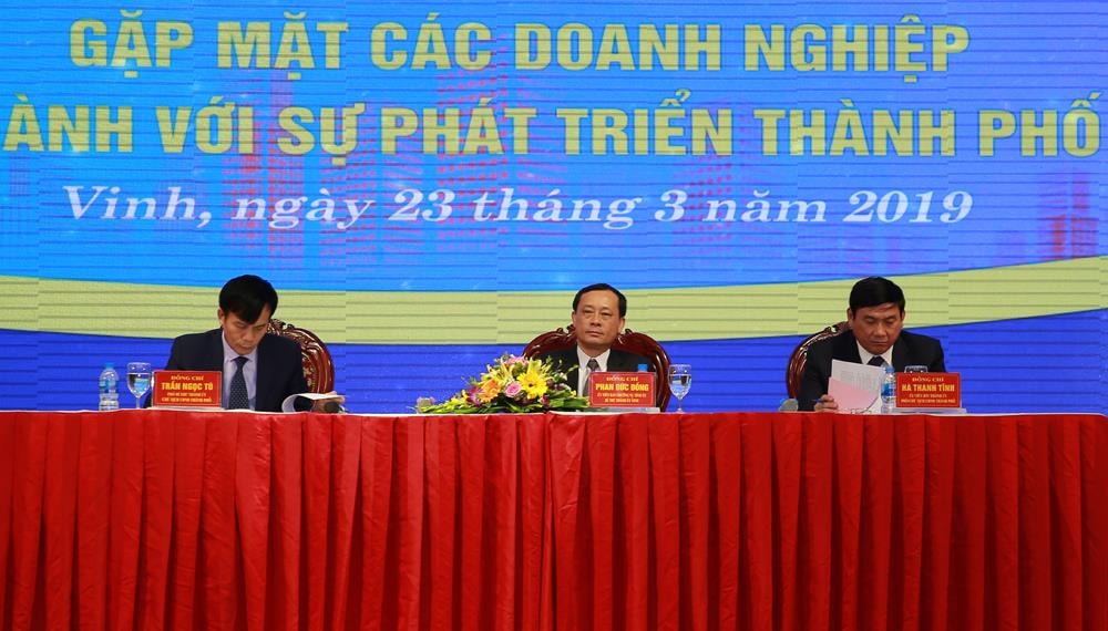 Các đồng chí lãnh đạo Thành phố Vinh tiếp thu ý kiến đóng góp của các doanh nghiệp taịì hội nghị. Ảnh: Lâm Tùng