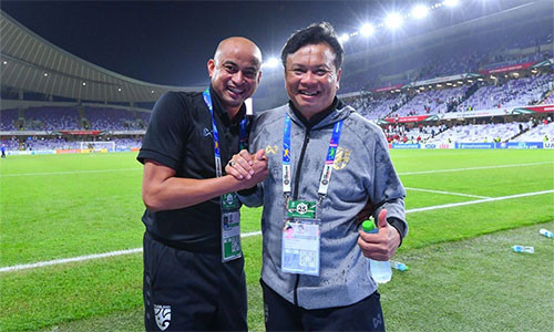  Sirisak (phải) cùng trợ lý Choketawee từng cùng nhau giúp Thái Lan vượt qua vòng bảng Asian Cup 2019 hồi đầu năm. Ảnh: FAT