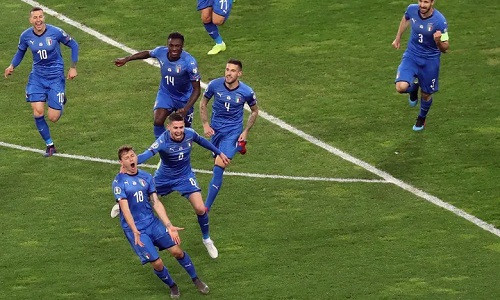 Barella chia vui sau khi ghi bàn mở tỷ số cho Italy. Ảnh: AFP