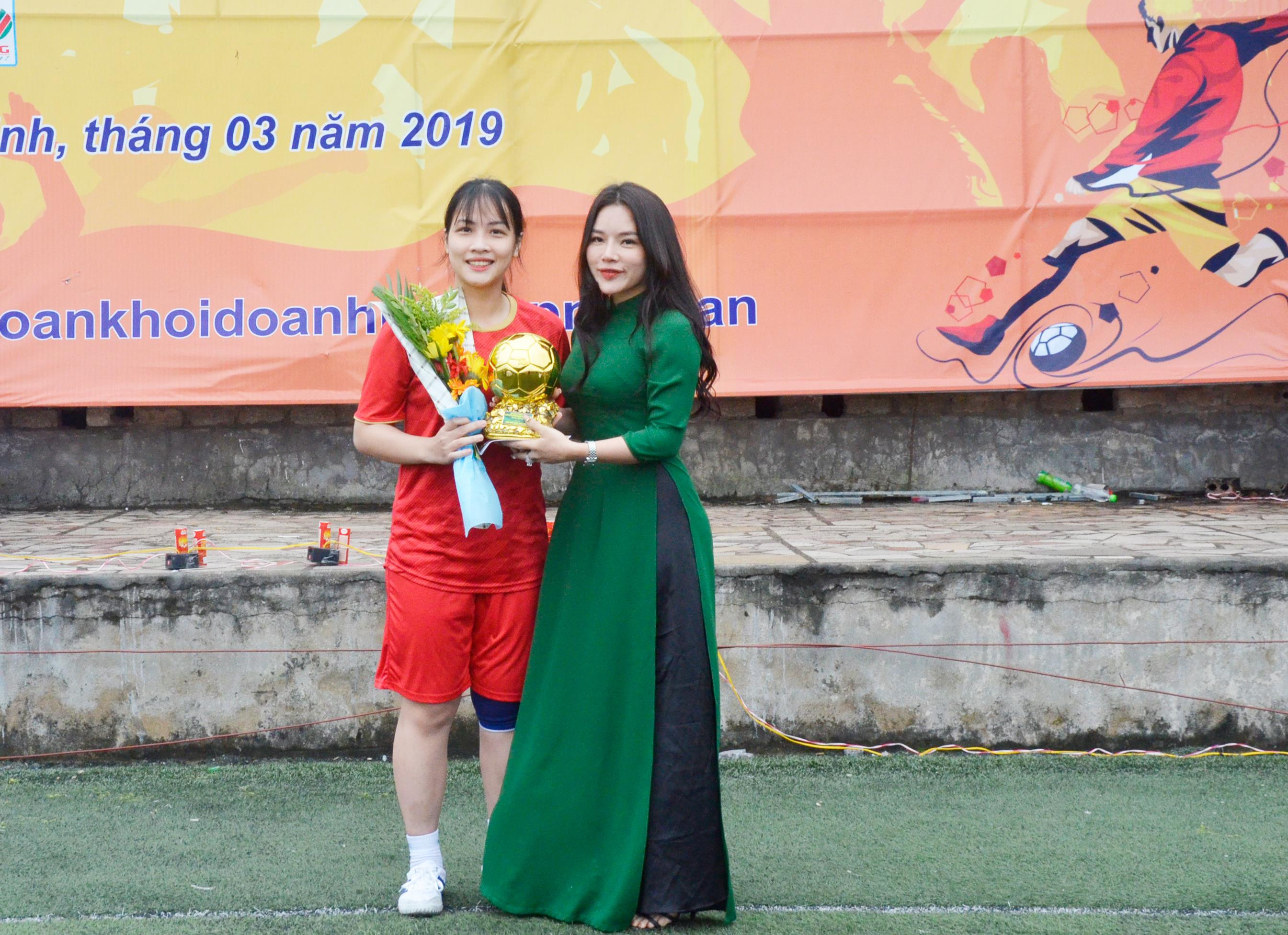 Trao giải cầu thủ nữ xuất sắc nhất giải đấu năm 2019. Ảnh: Thanh Lê