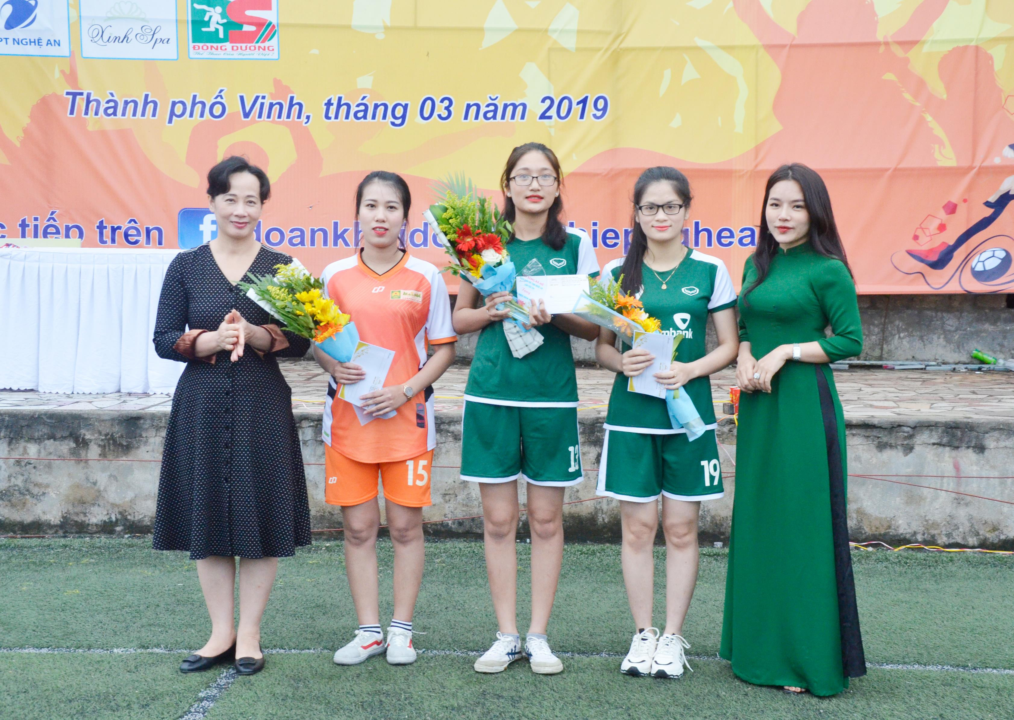 Hoa khôi giải bóng đá nữ năm 2019 thuộc về cầu thủ Lê Khánh Huyền (giữa) đội Ngân hàng Vietcombank Nghệ An. Ảnh: Thanh Lê