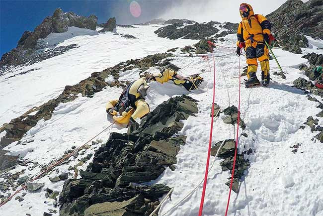 Xác người dần lộ diện trên Everest.