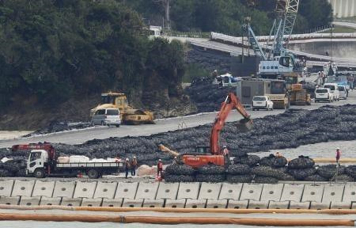 San lấp mặt bằng tại vùng bờ biển Henoko ở Nago, tỉnh Okinawa, Nhật Bản, trong dự án di dời căn cứ không quân Futenma của Mỹ, ngày 25/2/2019. (Nguồn: Kyodo/ TTXVN)