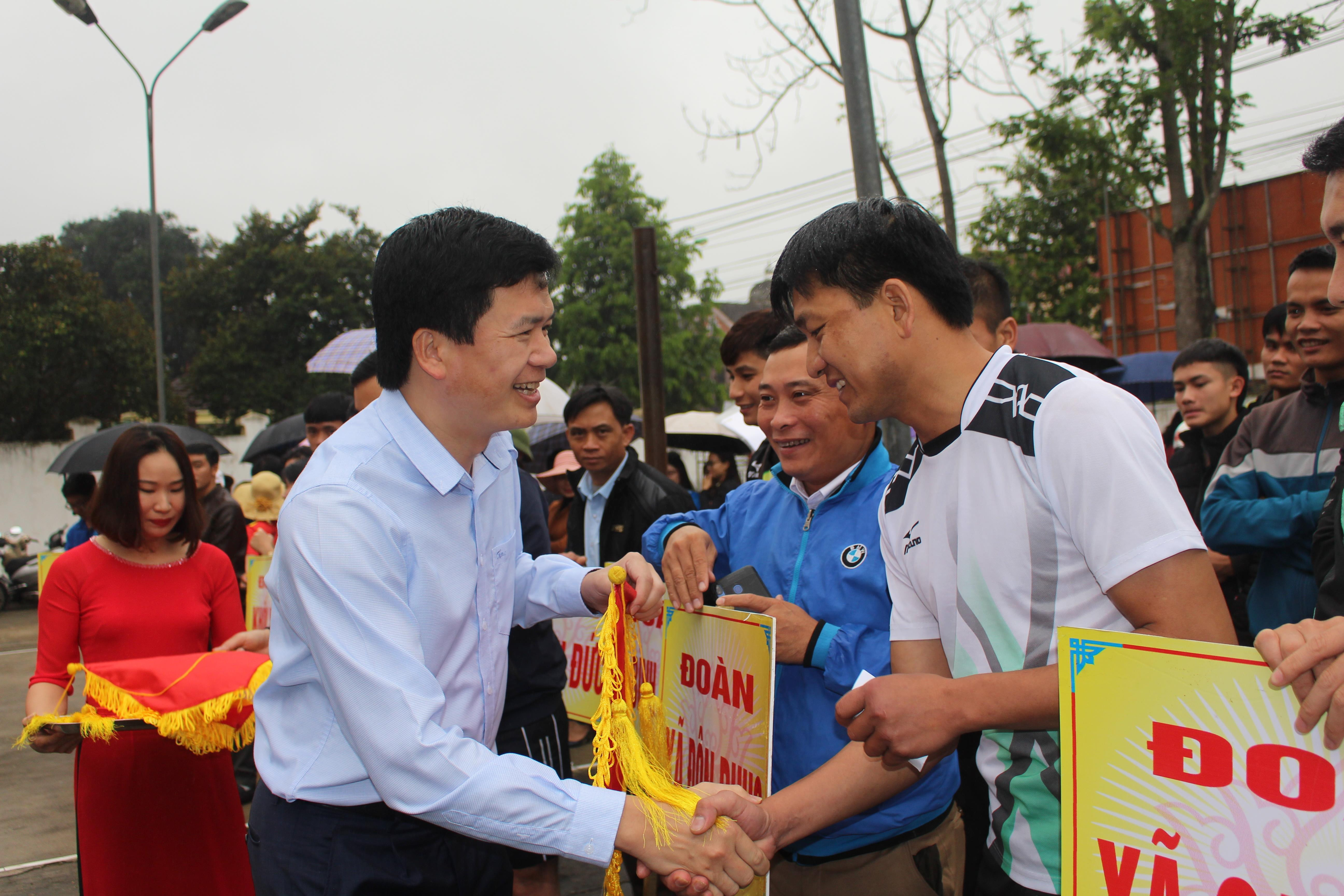 Bí thư Huyện ủy Nguyễn Đình Hùng trao cờ lưu niệm cho các đội tham gia. 