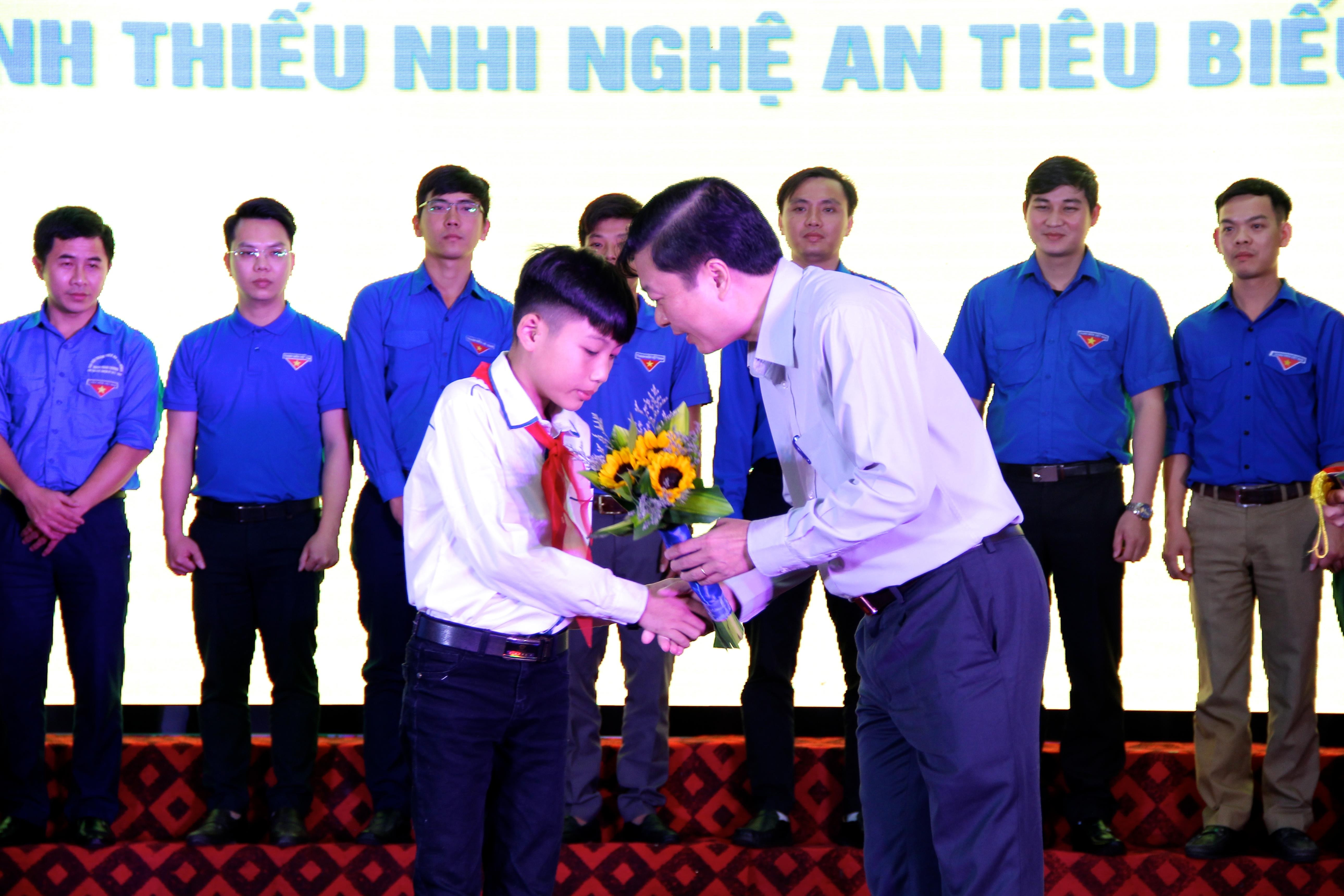 Phó Chủ tịch UBND tỉnh Lê Hồng Vinh trao giấy chứng nhận cho thanh thiếu niên tiêu biểu tỉnh Nghệ An năm 2019. Ảnh: Mỹ Nga 