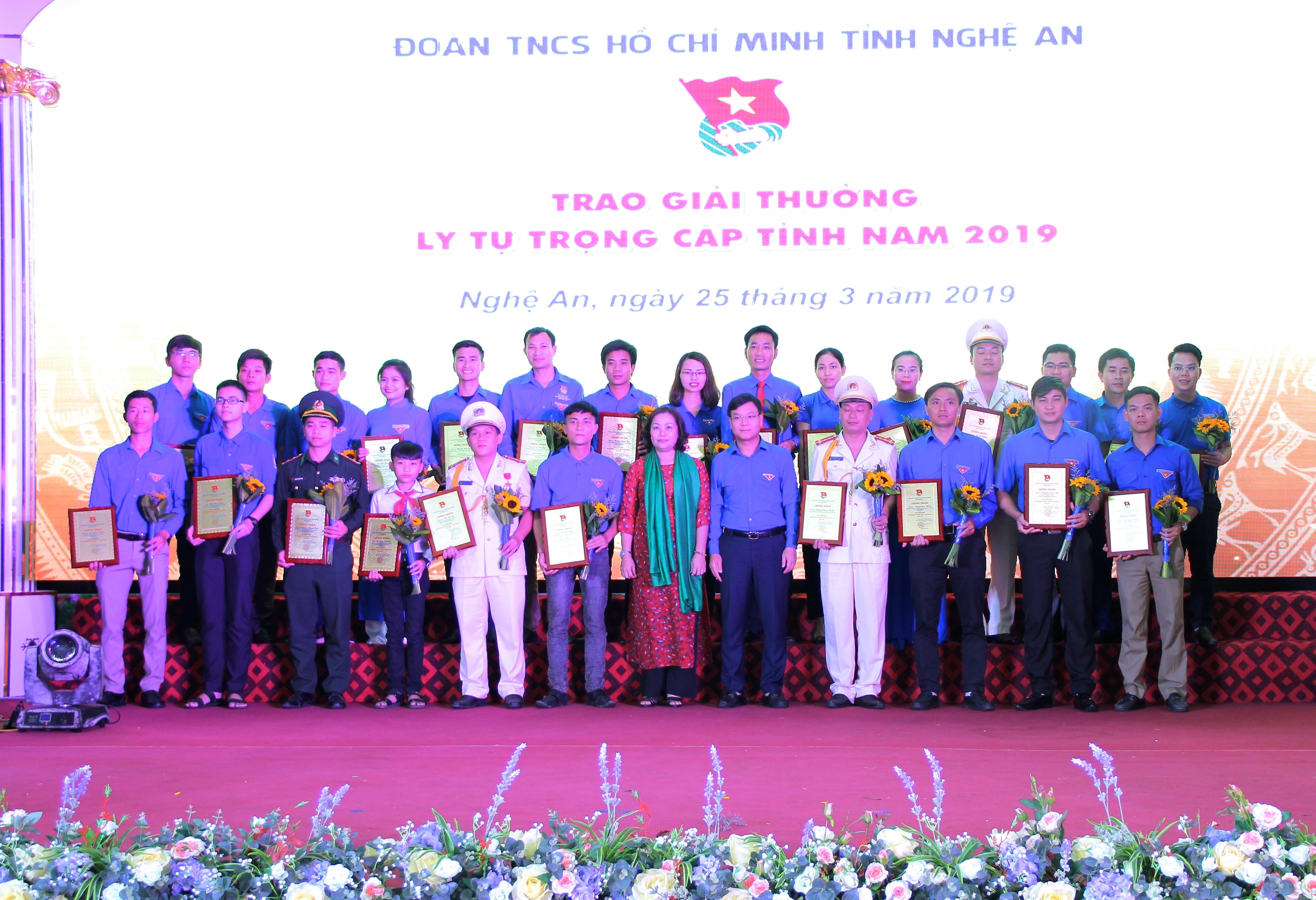 Vinh danh 25 gương mặt cán bộ đoàn, thanh thiếu niên tiêu biểu tỉnh Nghệ An năm 2019. Ảnh: Mỹ Nga 