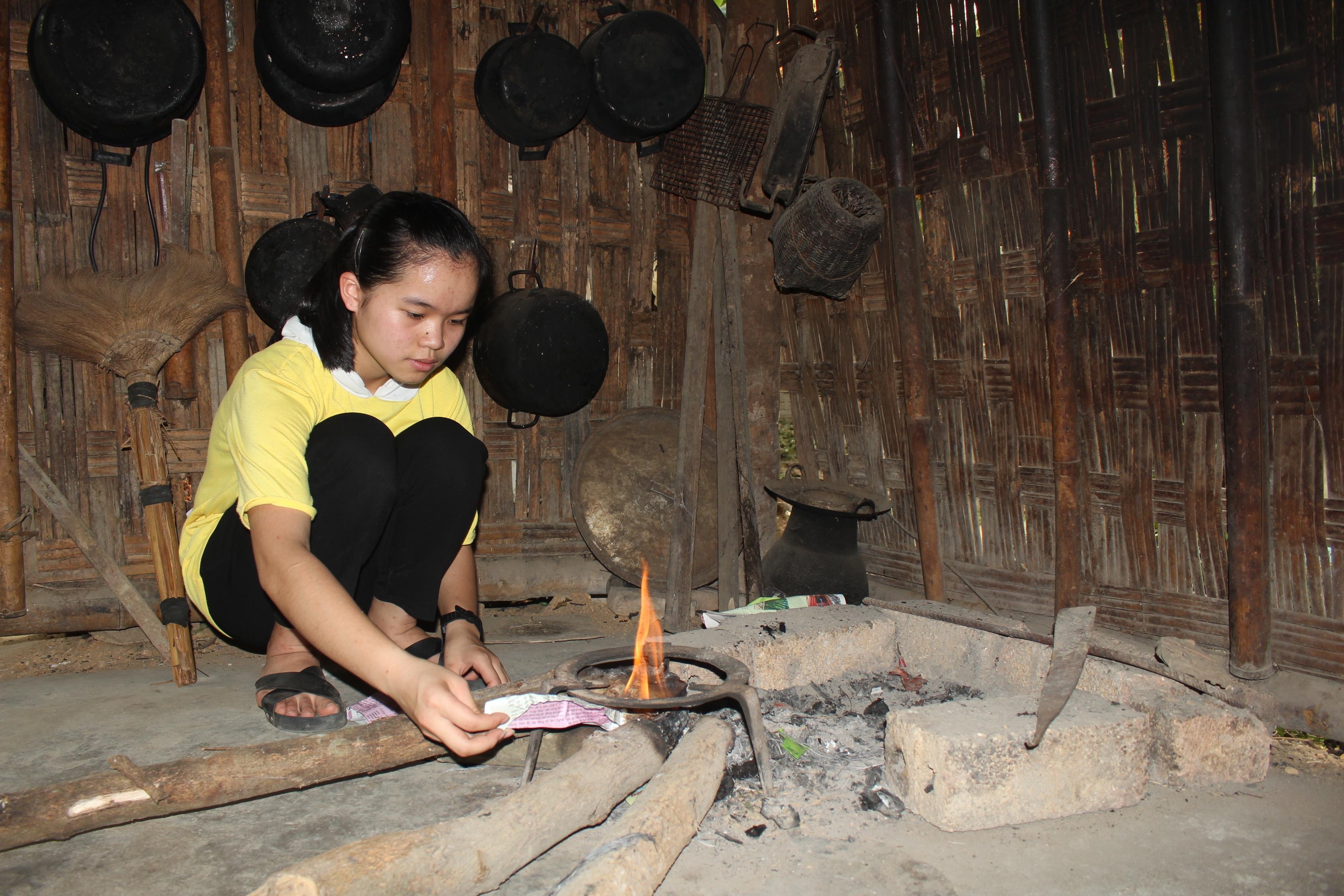 bna_dù hoàn cảnh gia đình còn khó khăn, mẹ phải đi xa làm thuê nhưng chưa bao giờ em ngại khó, ngại khổ.