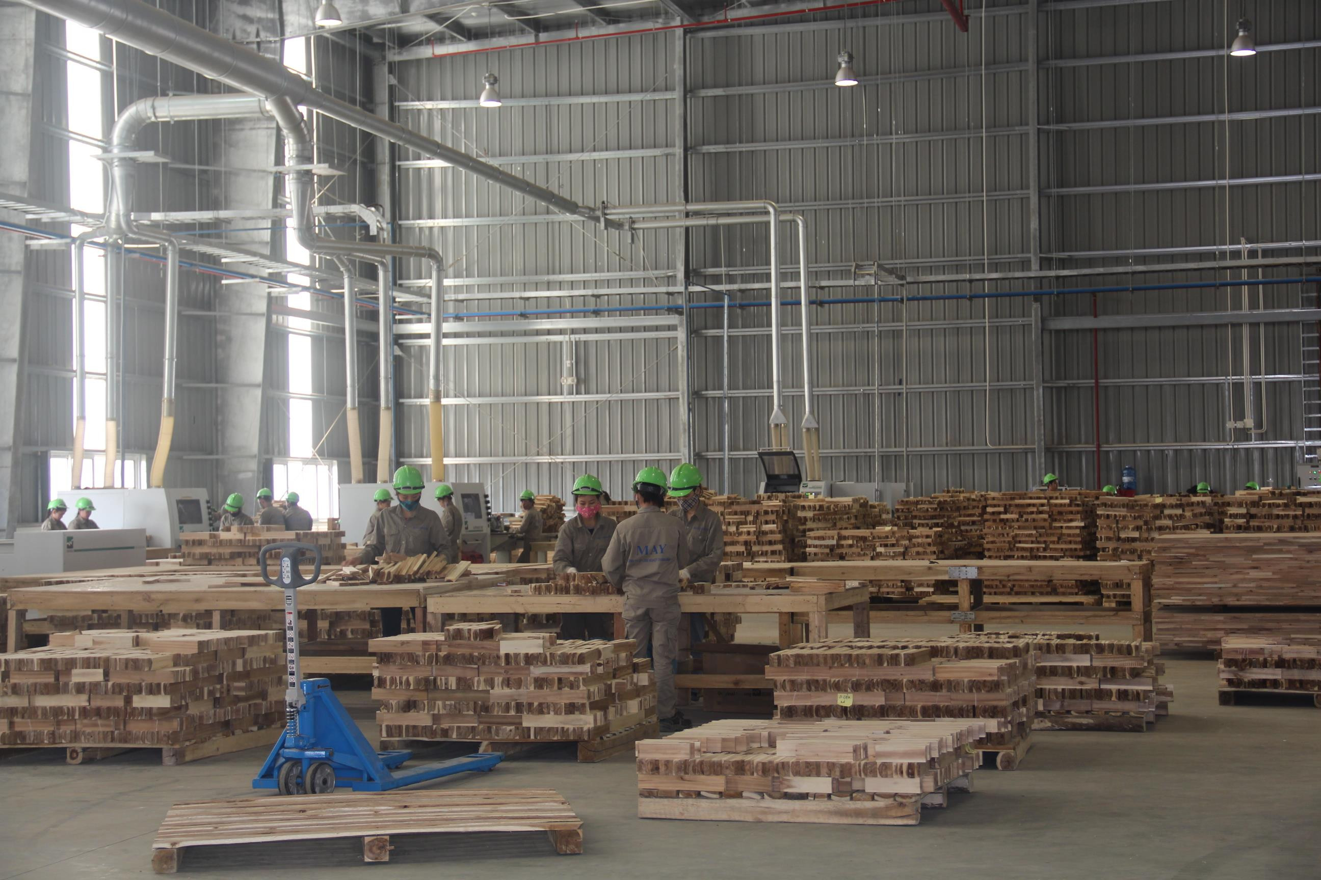 Sản phẩm gỗ thanh xuất khẩu của cCông ty CP lâm nghiệp tháng Năm. Ảnh: Thu Huyền
