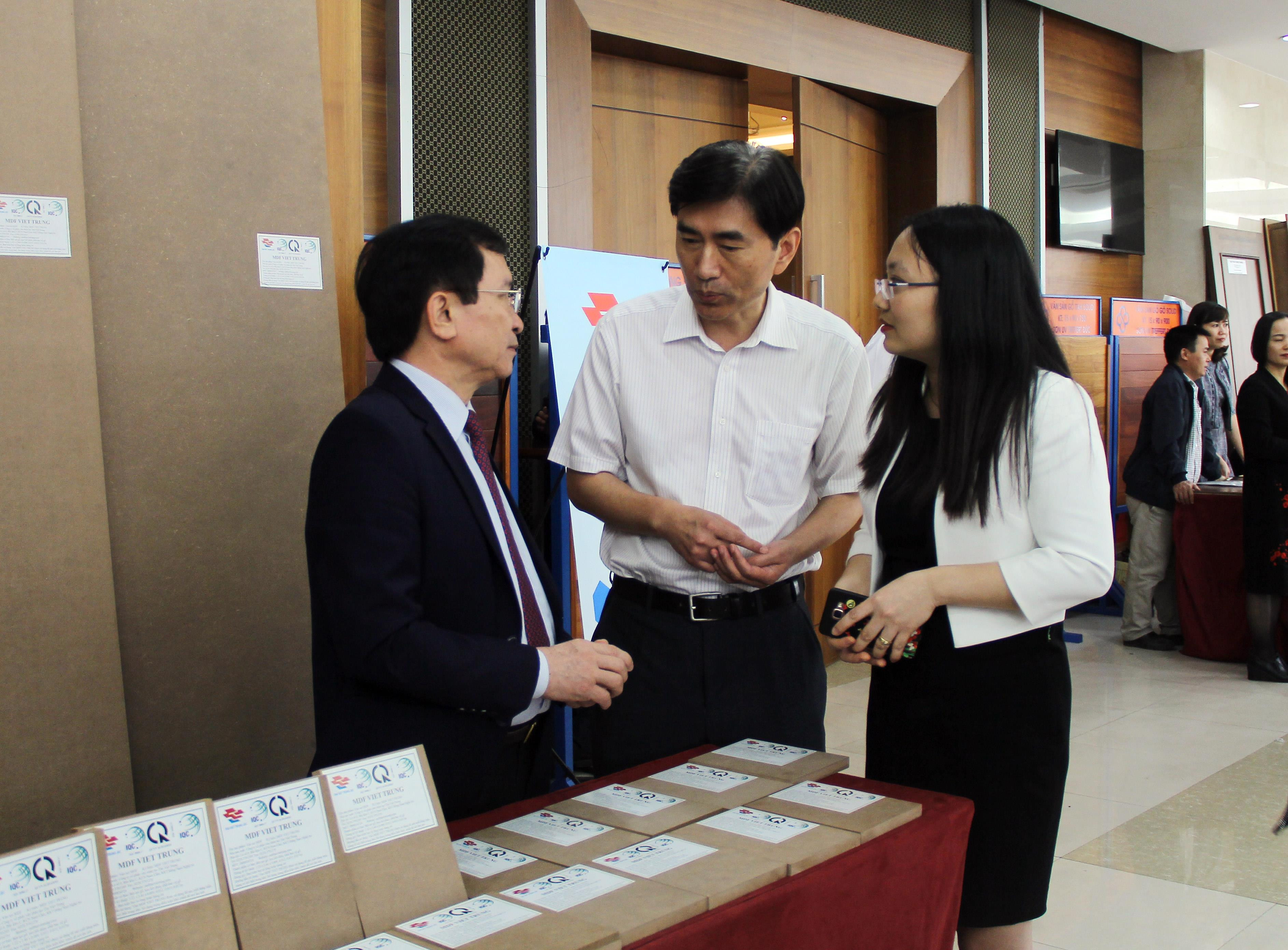 Lãnh đạo tỉnh, các doanh nghiệp thảo luận bên lề hội thảo về chế biến gỗ sáng 25/3. ẢNh Việt Phương