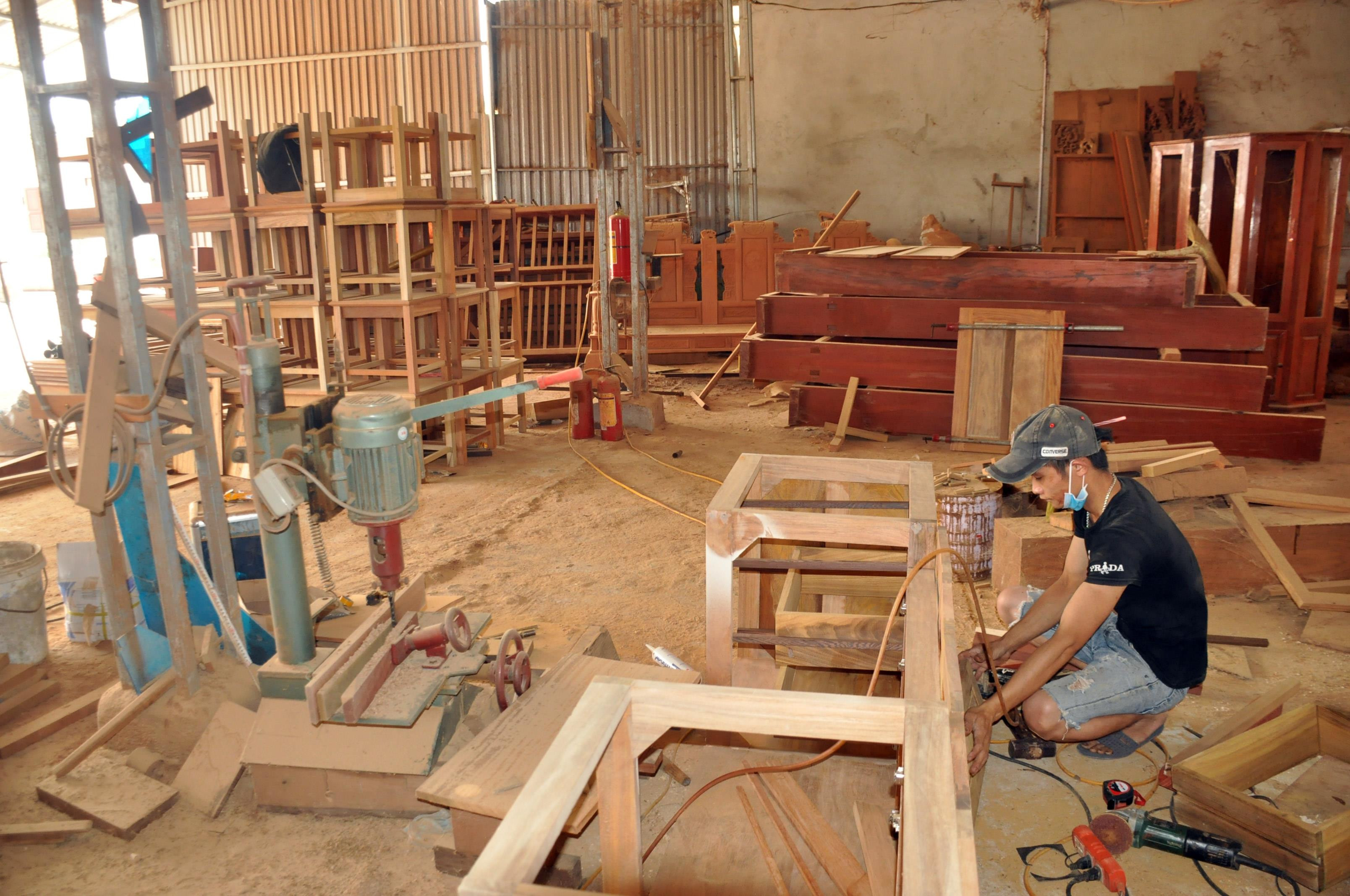 Cơ sở chế biến gỗ mỹ nghệ tại CCN thị trấn Yên Thành. Ảnh: Việt Phương