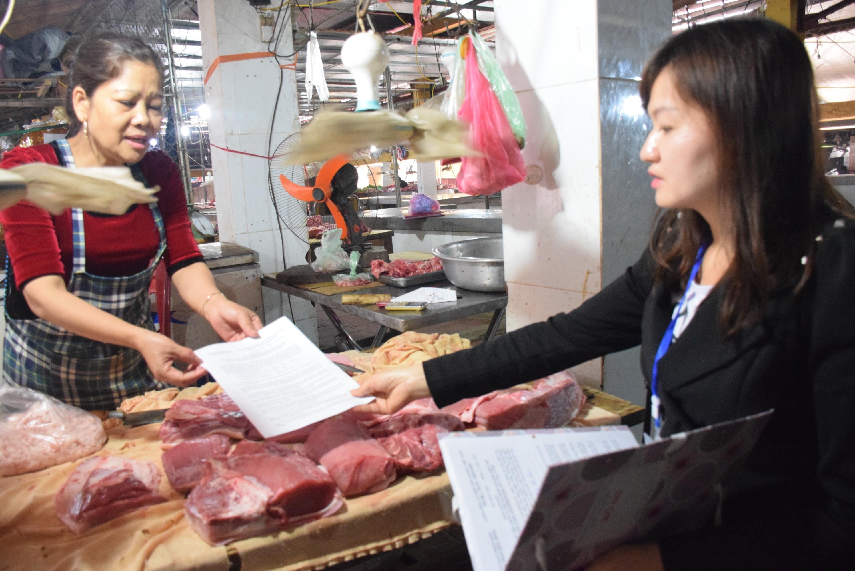 Người kinh doanh buôn bán thịt lợn cam kết không giết mổ lợn không rõ nguồn gốc. Ảnh: Xuân Hoàng