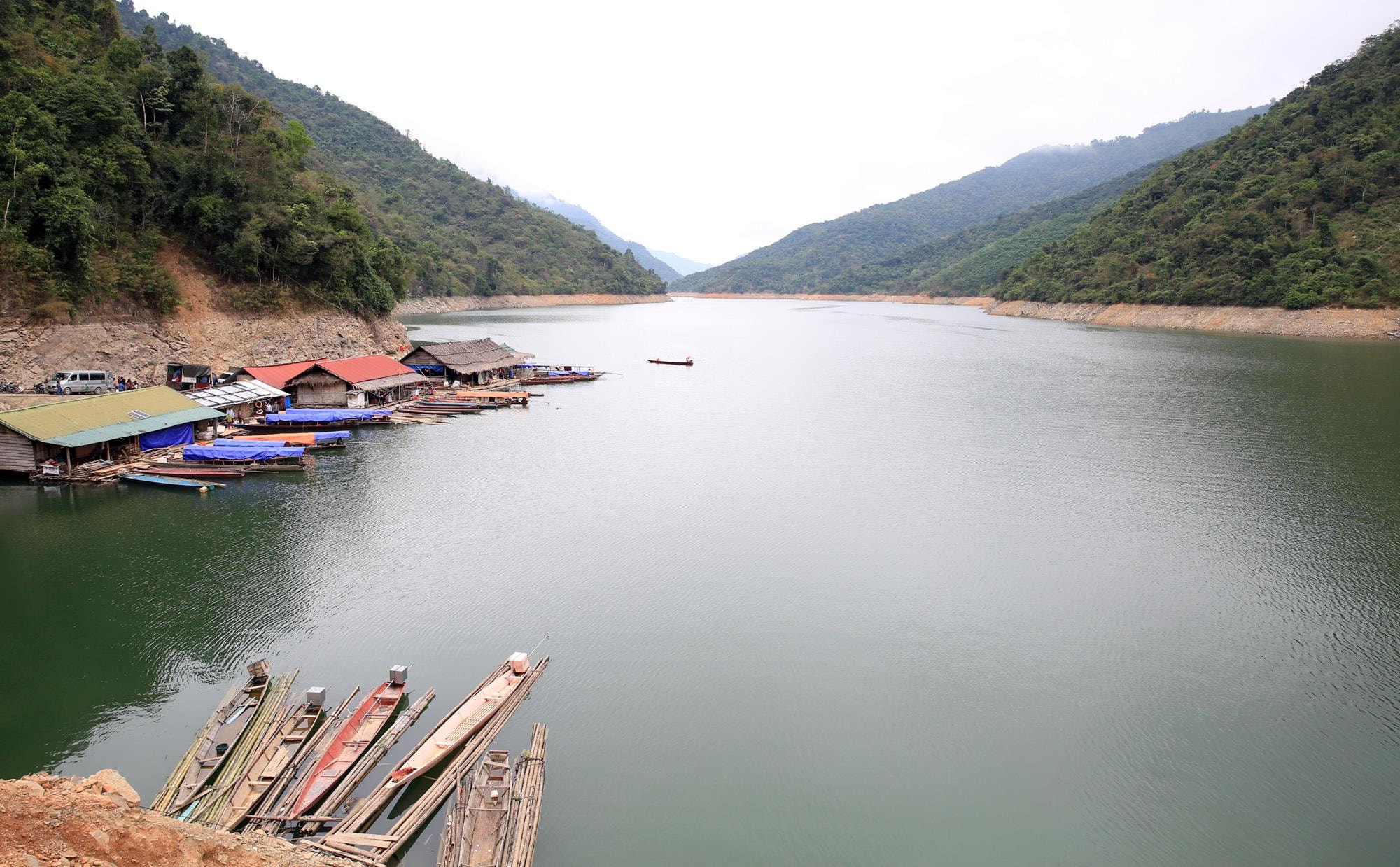 Hồ thủy điện bản Vẽ có 5000 ha mặt nước, là điều kiện lớn để phát triển nghề cá. 