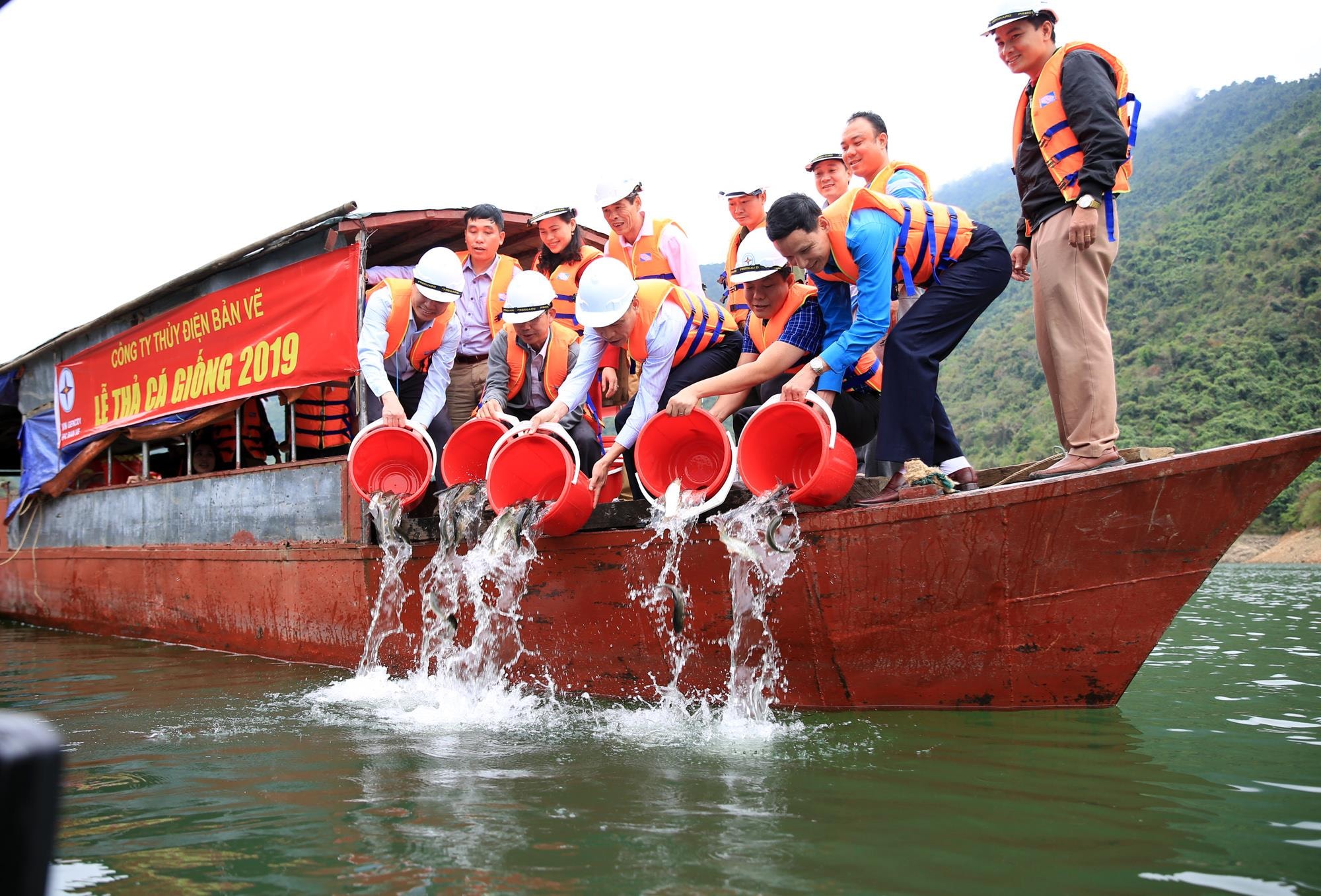 Việc thả cá có vai trò tái tạo nguồn lợi thủy sản trên địa bàn huyện Tương Dương nói riêng và khu vực lòng hồ thủy điện Bản Vẽ nói riêng. 