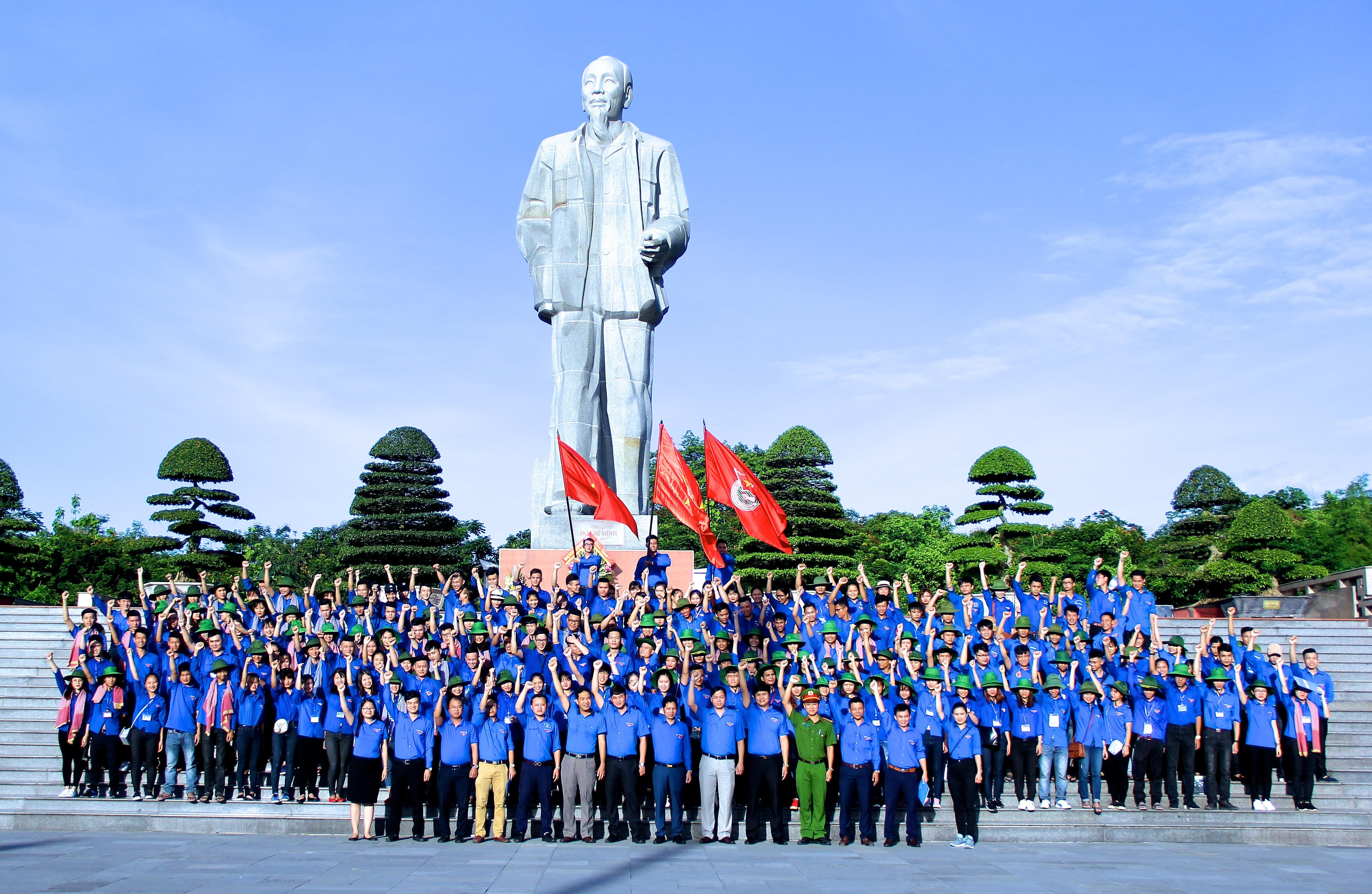 Lễ ra quân tình nguyện tại Quảng trường Hồ Chí Minh