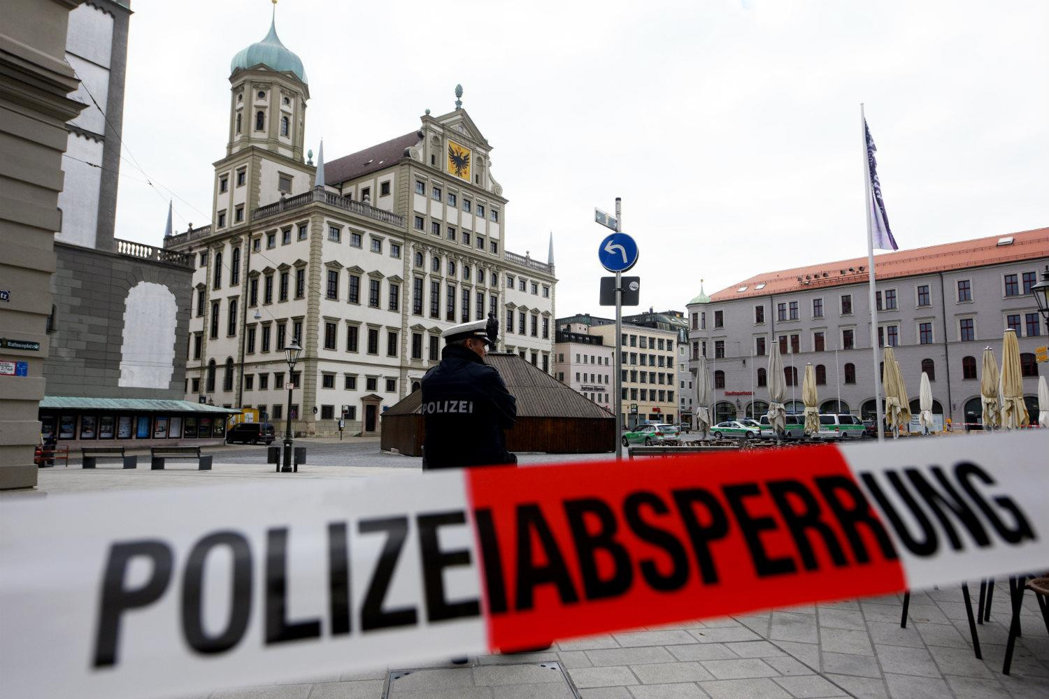 Cảnh sát đã chặn quảng trường tòa thị chính ở Augsburg sau một vụ đánh bom. Ảnh: thelocal.de