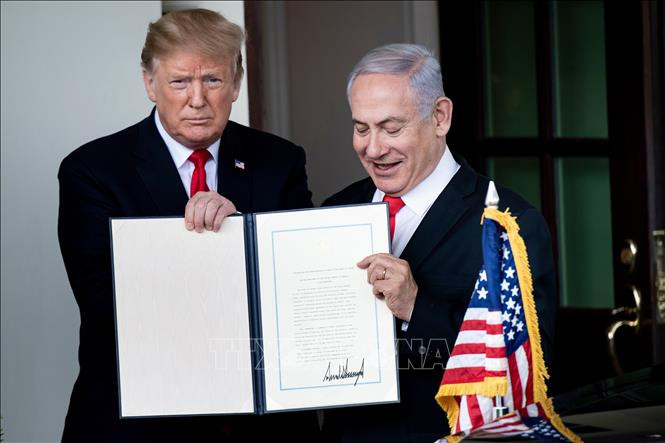 Tổng thống Mỹ Donald Trump (trái) trao sắc lệnh chính thức công nhận chủ quyền của Israel đối với Cao nguyên Golan trong cuộc gặp Thủ tướng Israel Benjamin Netanyahu (phải) tại Nhà Trắng ngày 25/3/2019. Ảnh: AFP/TTXVN