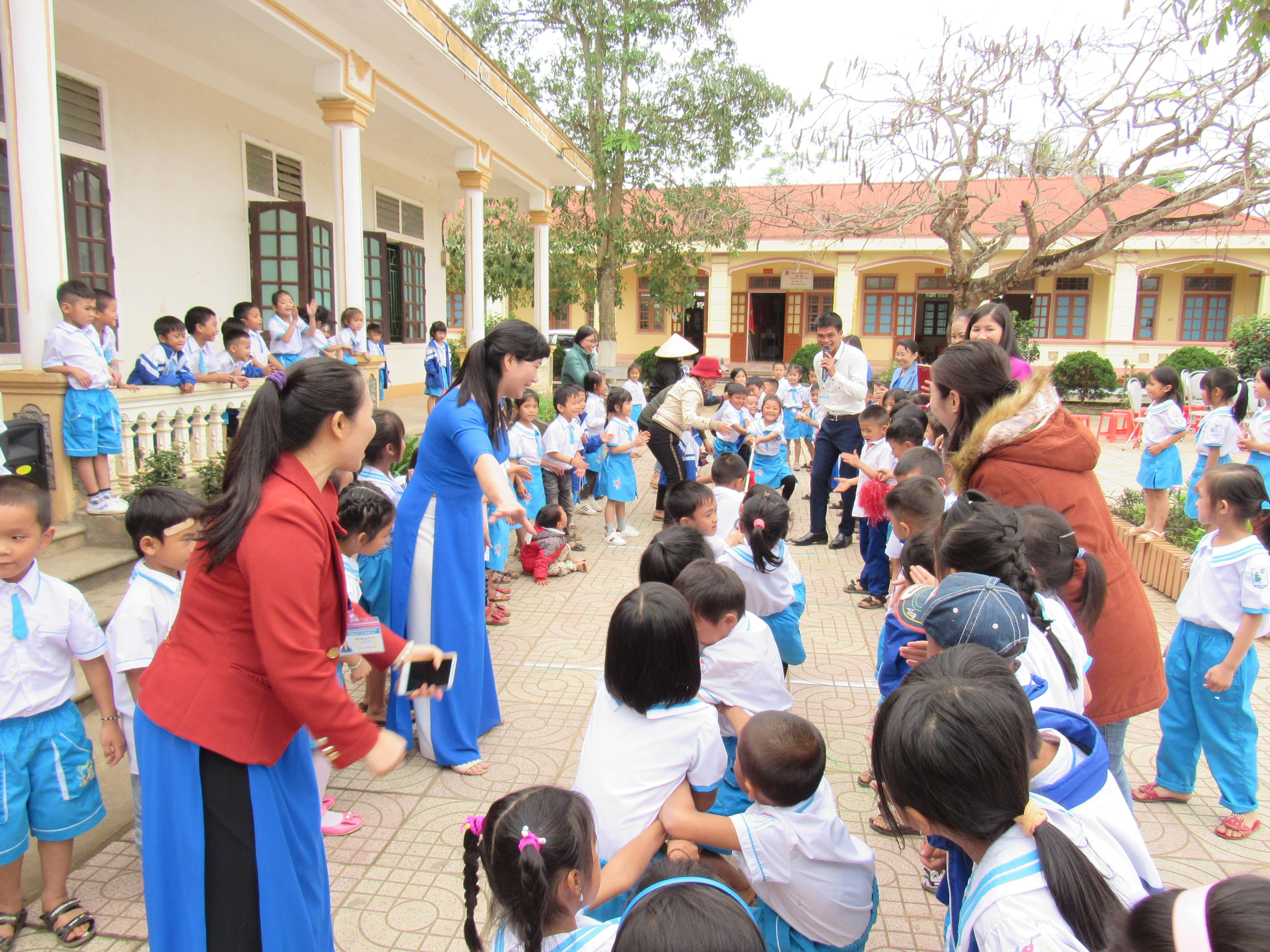 Tổ chức trò chơi kéo co tại ngày hội.