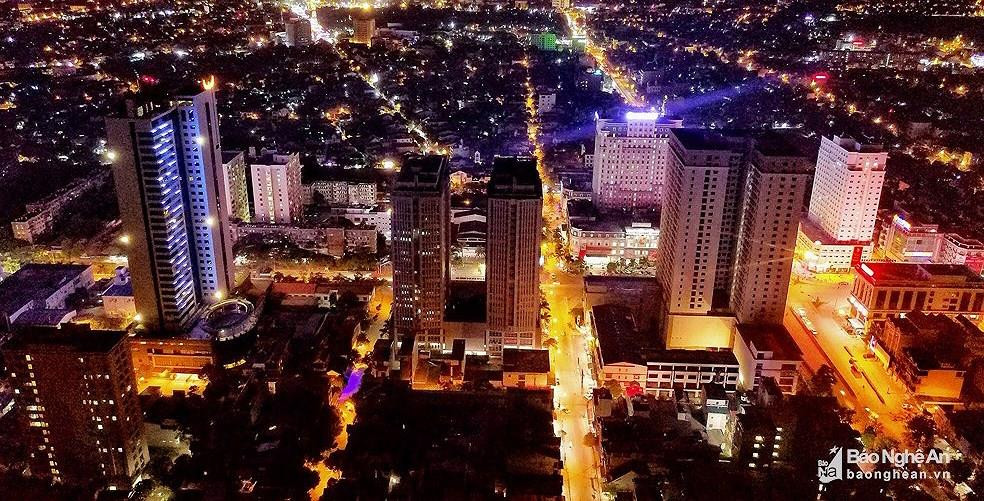 Thành phố Vinh đẹp lung linh về đêm. Ảnh: Devi Nguyễn