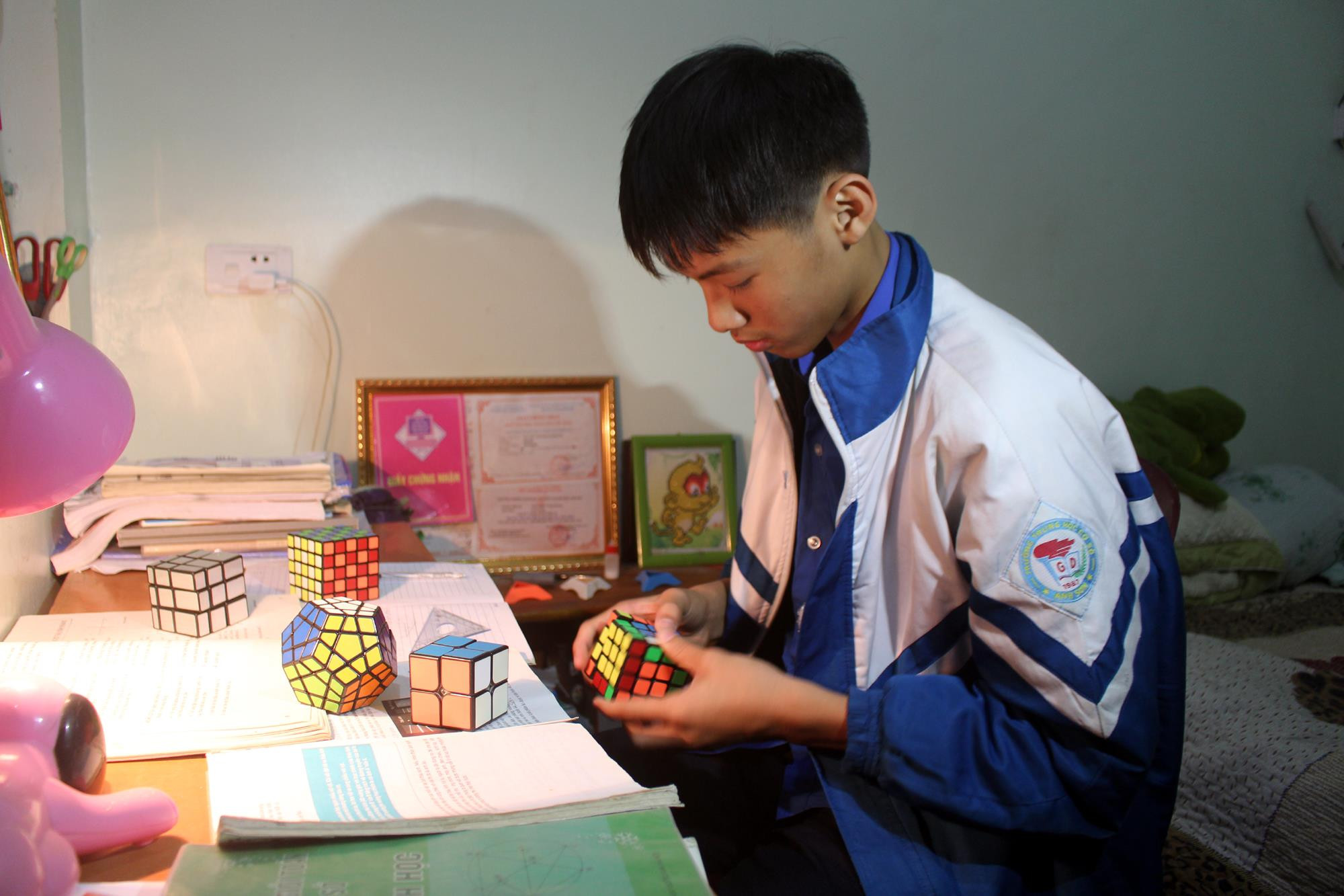 Những khối rubik là vật luôn được Đăng mang theo bên người. Ảnh: Thái Hiền