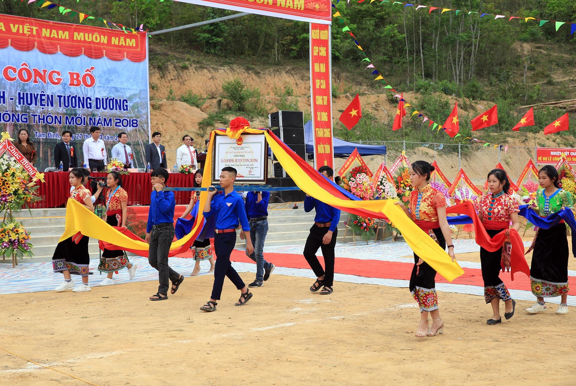 Chương trình diễu hành chào đón đại biểu và người dân về dự buổi lễ.