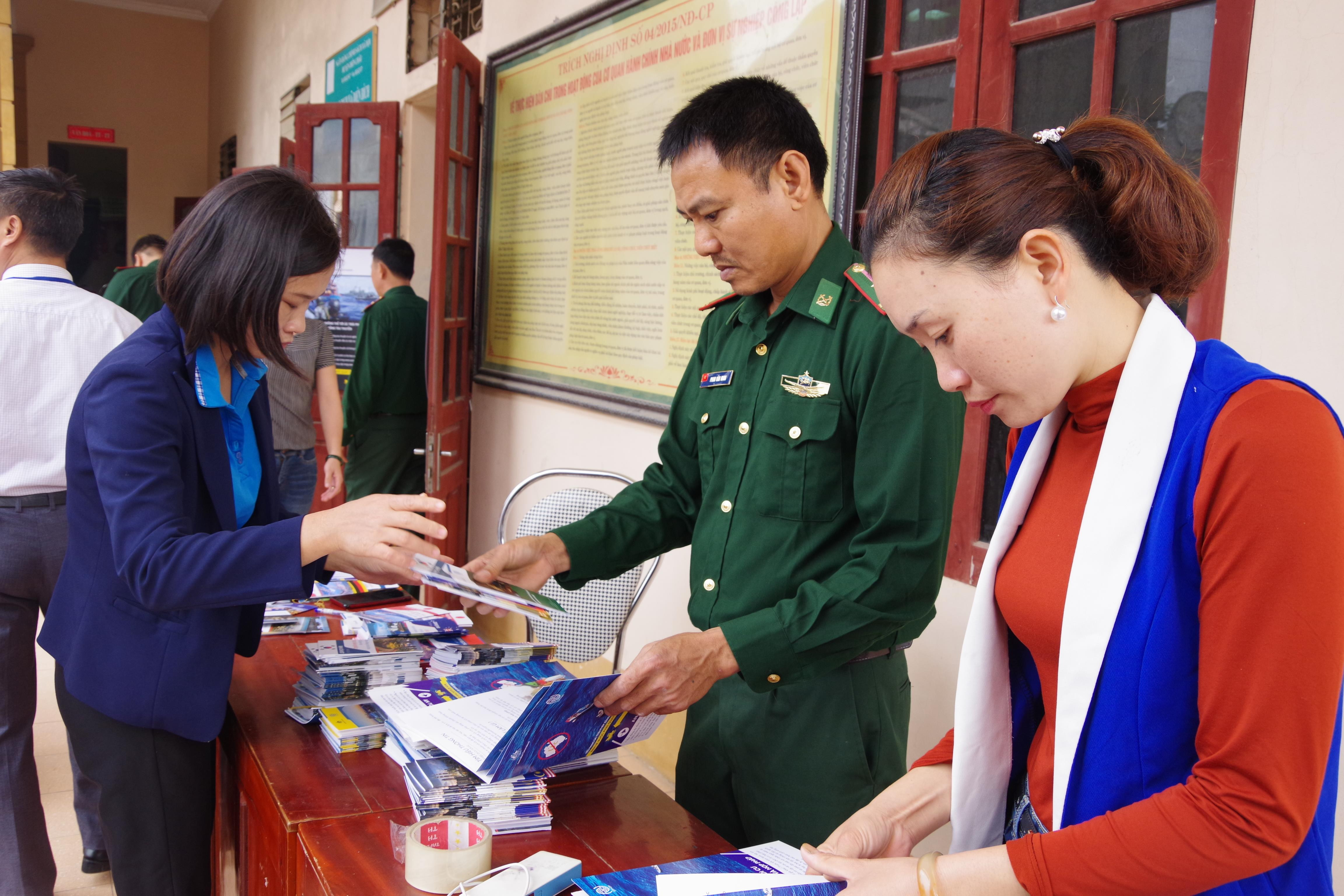 BĐBP phối hợp địa phương phát tài liệu cho người dân tìm hiểu thông tin về di cư an toàn.