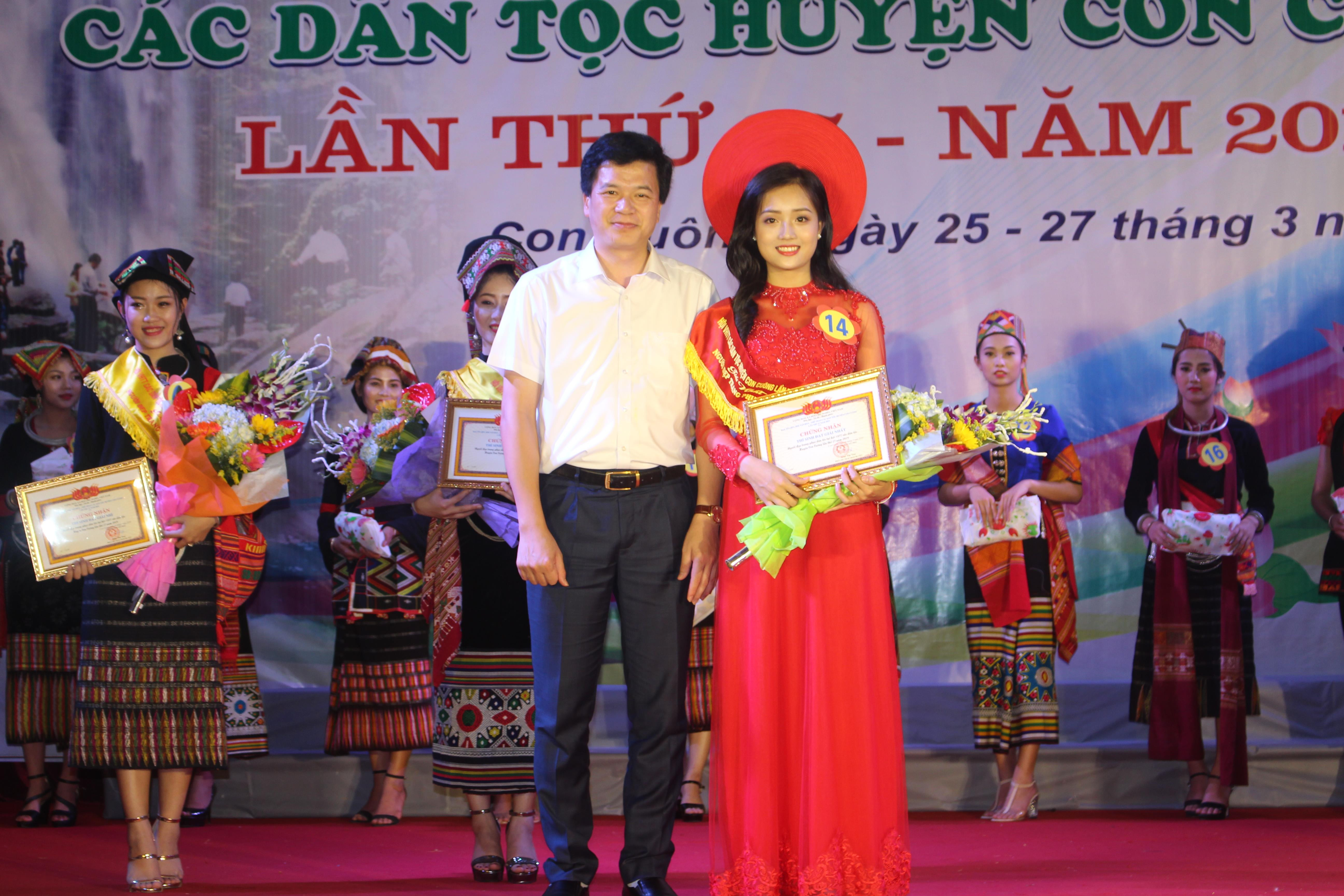 Đồng chí Nguyễn Đình Hùng - Ủy viên BCH Đảng bộ tỉnh, Bí thư Huyện ủy trao giải Nhất cho thí sinh Hà Thảo Danh đến từ Trường THPT Con Cuông.
