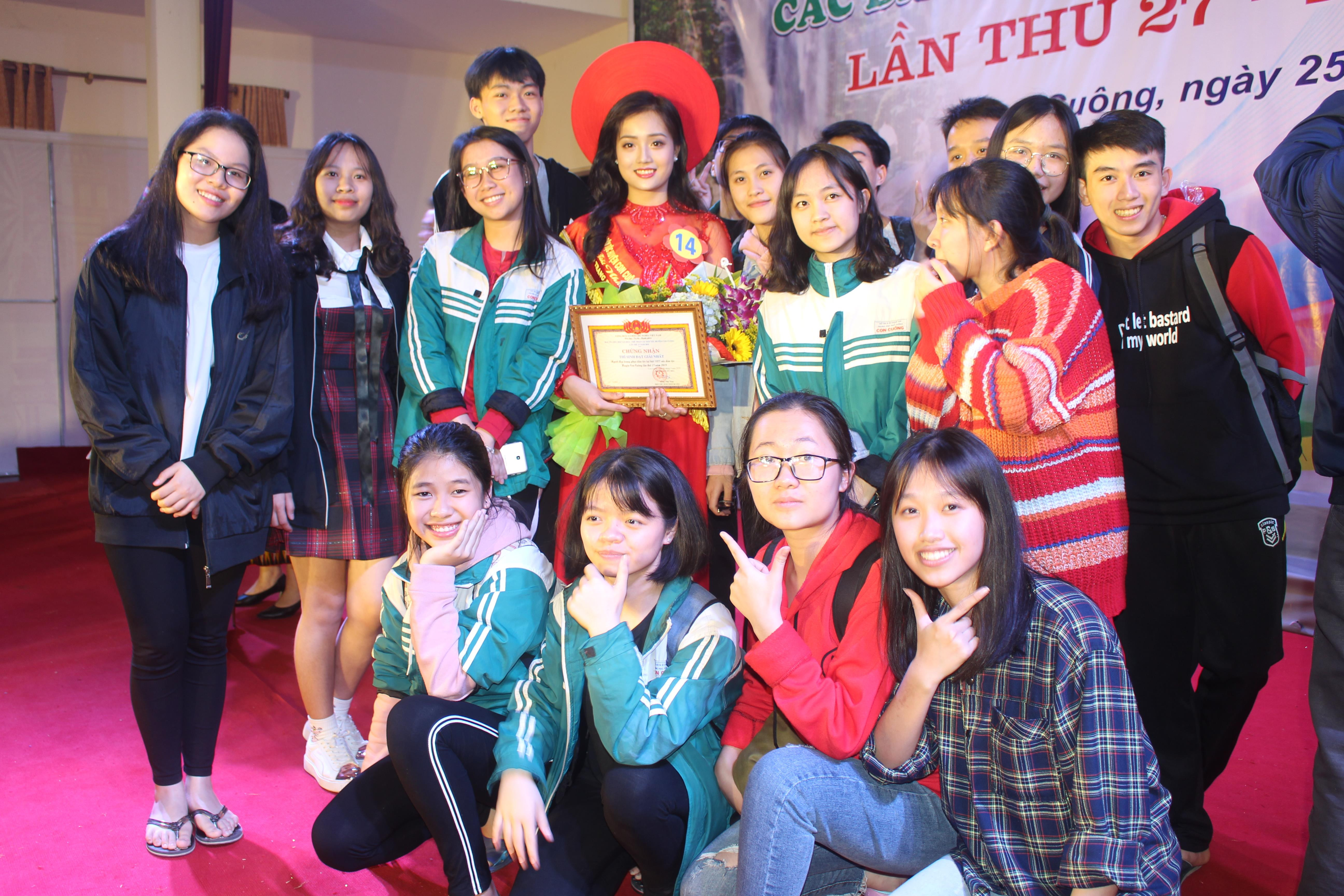 Bạn bè và người thân chúc mừng thí sinh Hà Thảo Danh giành giải Nhất.