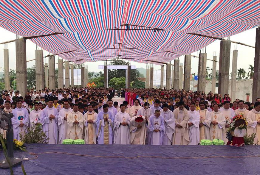 Đông đảo Linh mục, giáo dân về dự Thánh lễ khởi công xây dựng Thánh đường mới tại giáo xứ Yên Hòa.