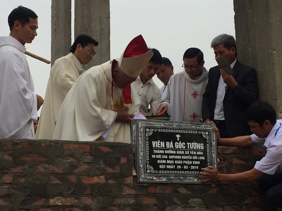Giám mục Anphongso Nguyễn Hữu Long thực hiện nghi thức đặt viên đá góc tường tại Giáo xứ Yên Hòa.