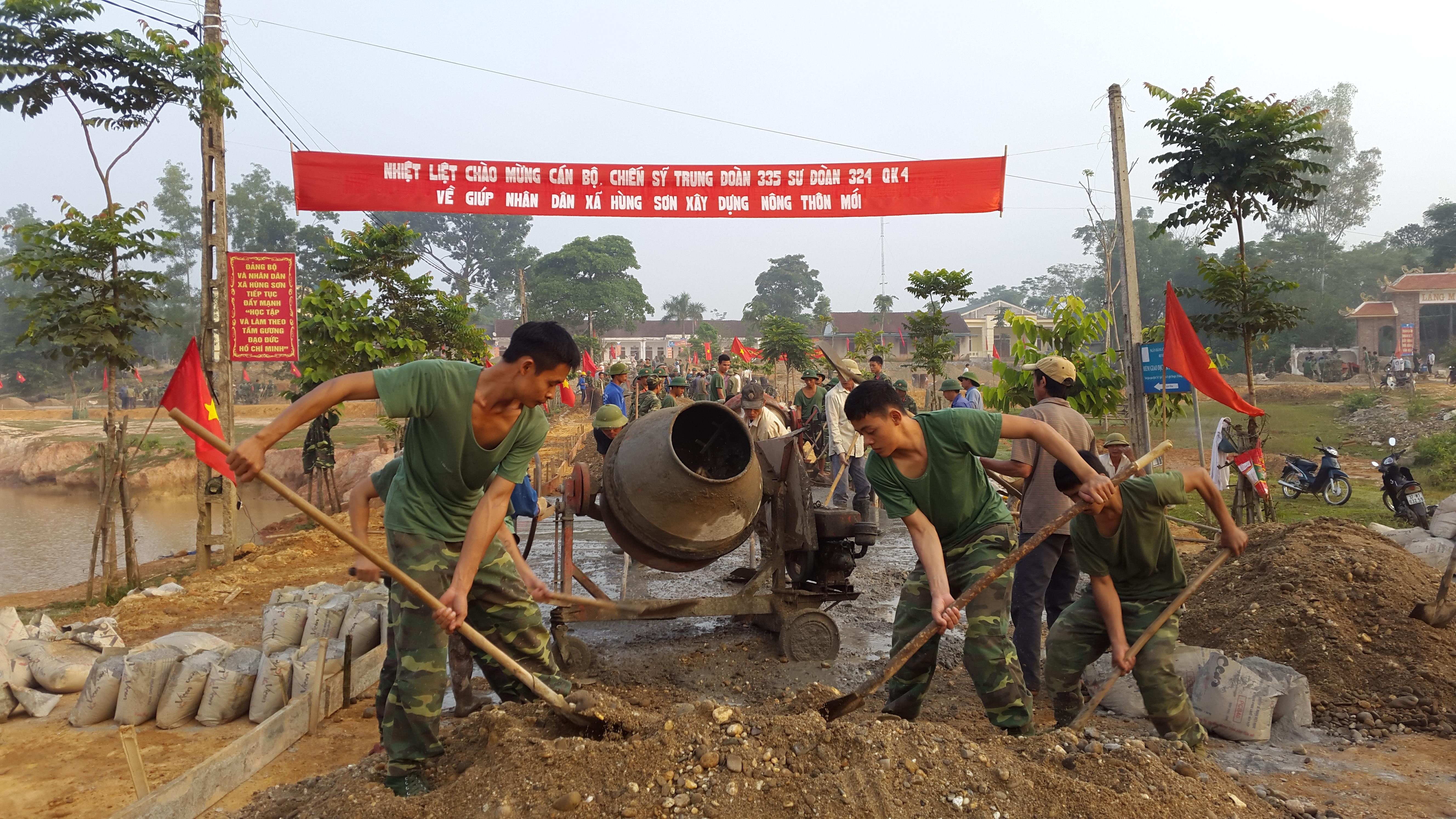 Cán bộ chiến sỹ Trung đoàn 335 tham gia xây dựng nông thôn mới tại xã Hùng Sơn, Anh Sơn, Nghệ An.