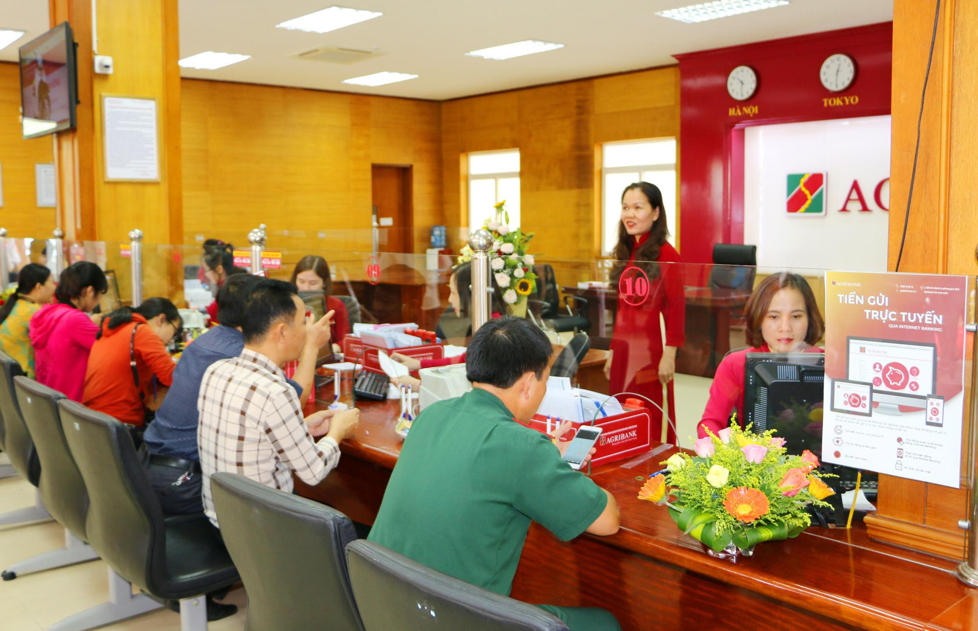 Khách đến giao dịch tại Hội sở của Agribank, Chi nhánh Nam Nghệ An. Ảnh: Nguyễn Hải