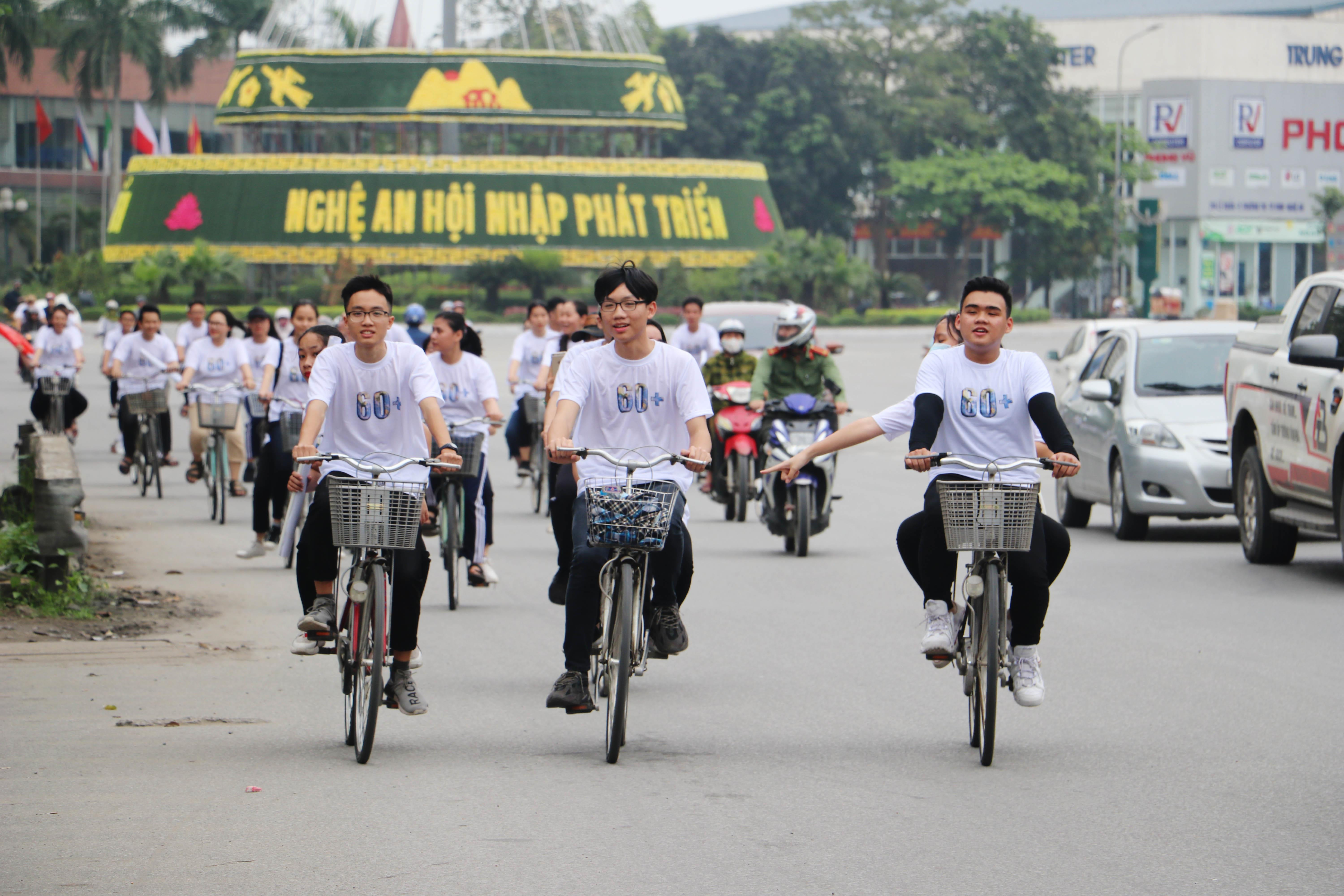 Các đoàn viên, thanh niên thành phố Vinh đạp xe hưởng ứng Giờ trái đất 2019. Ảnh: Phương Thúy