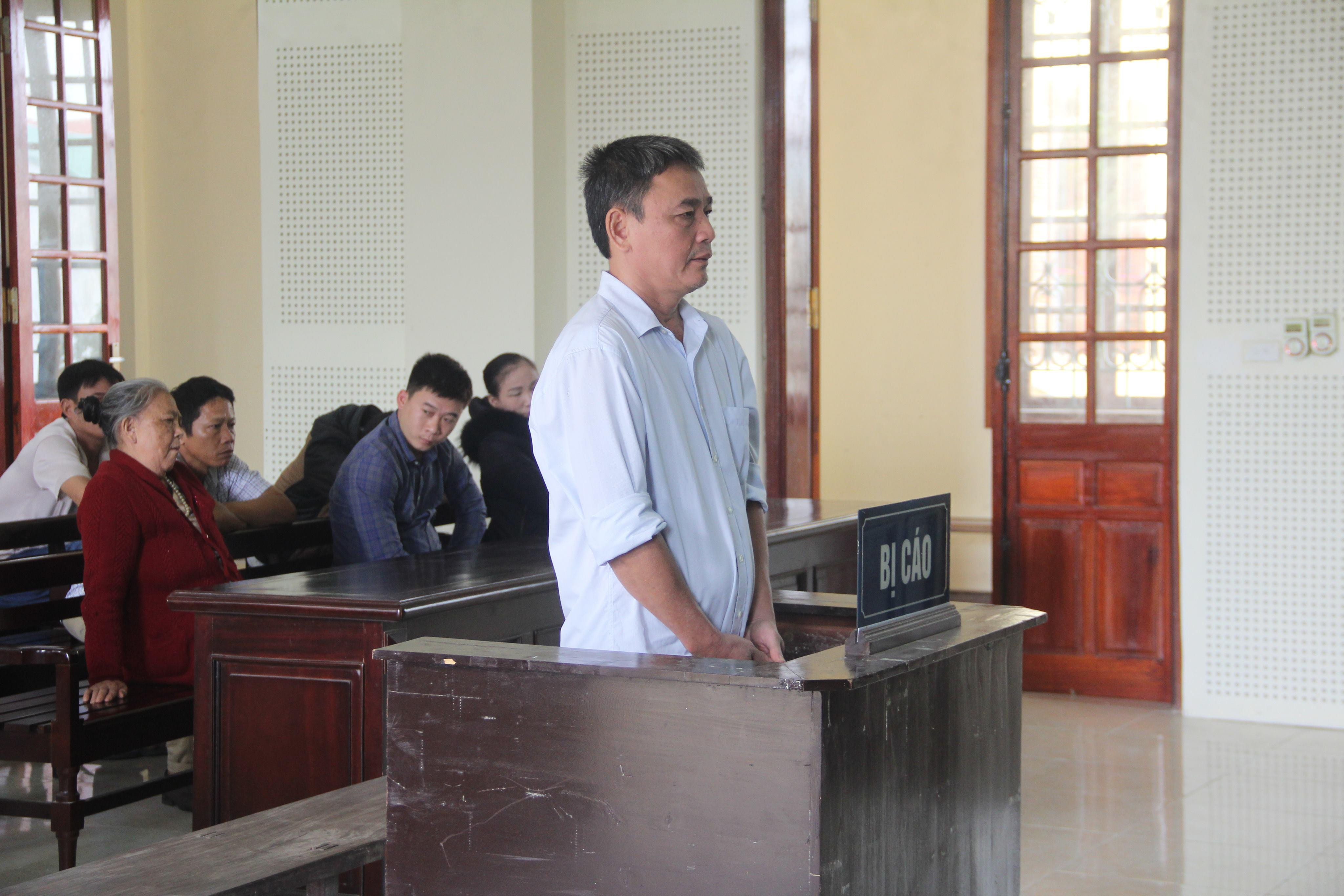 Bị cáo Nguyễn Bá Định tại phiên tòa hôm nay đã xin lỗi và mong sự tha thứ từ gia đình bị hại. Ảnh: Quỳnh An.