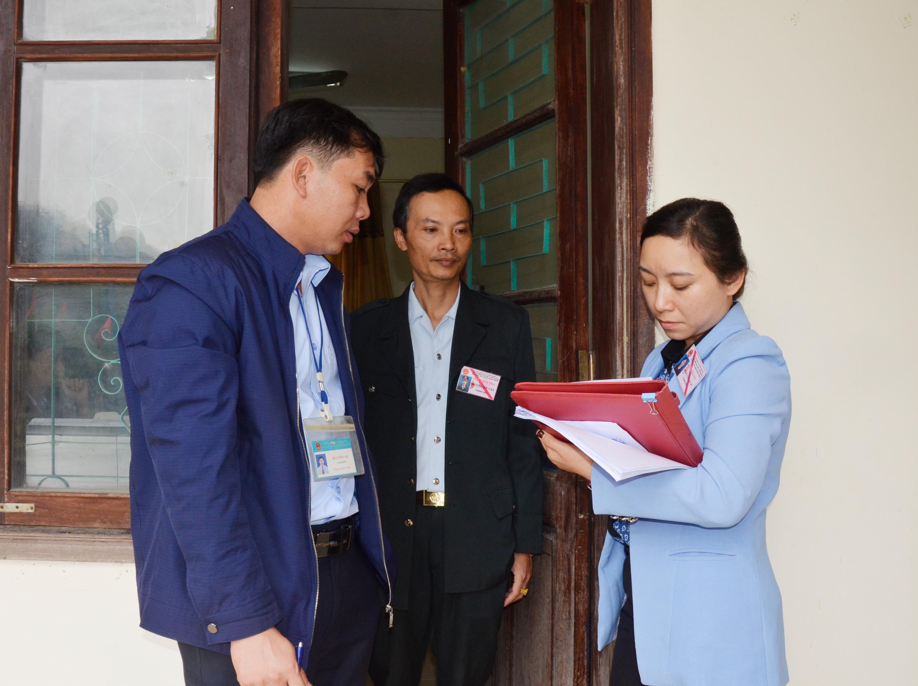 Kiểm tra việc chấp hành giờ giấc làm việc của đội ngũ cán bộ, công chức UBND huyện Anh Sơn.  Ảnh Châu Tuấn