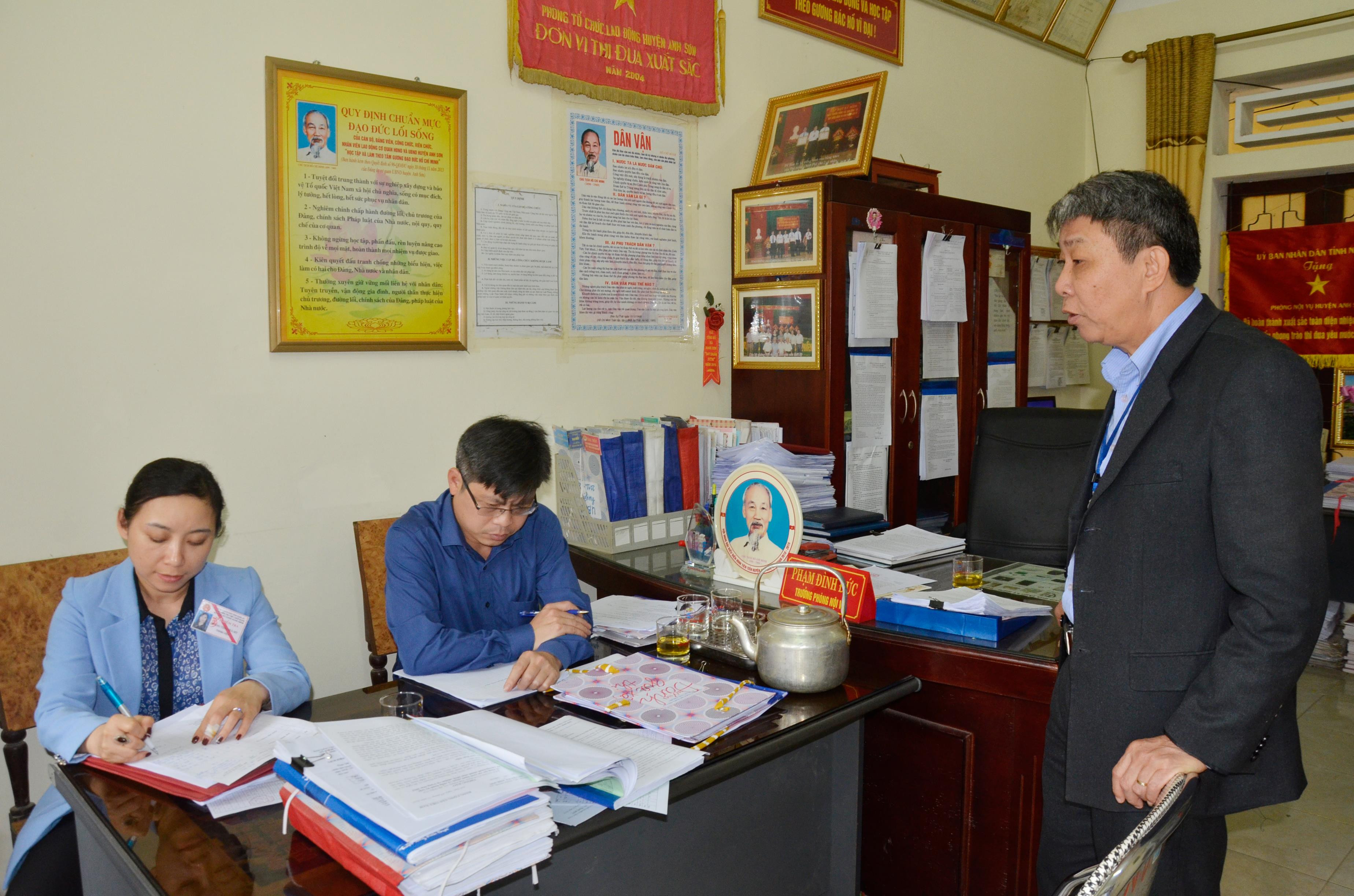Đoàn kiểm tra làm việc với Phòng Nội vụ huyện Anh Sơn. Ảnh: Châu Tuấn