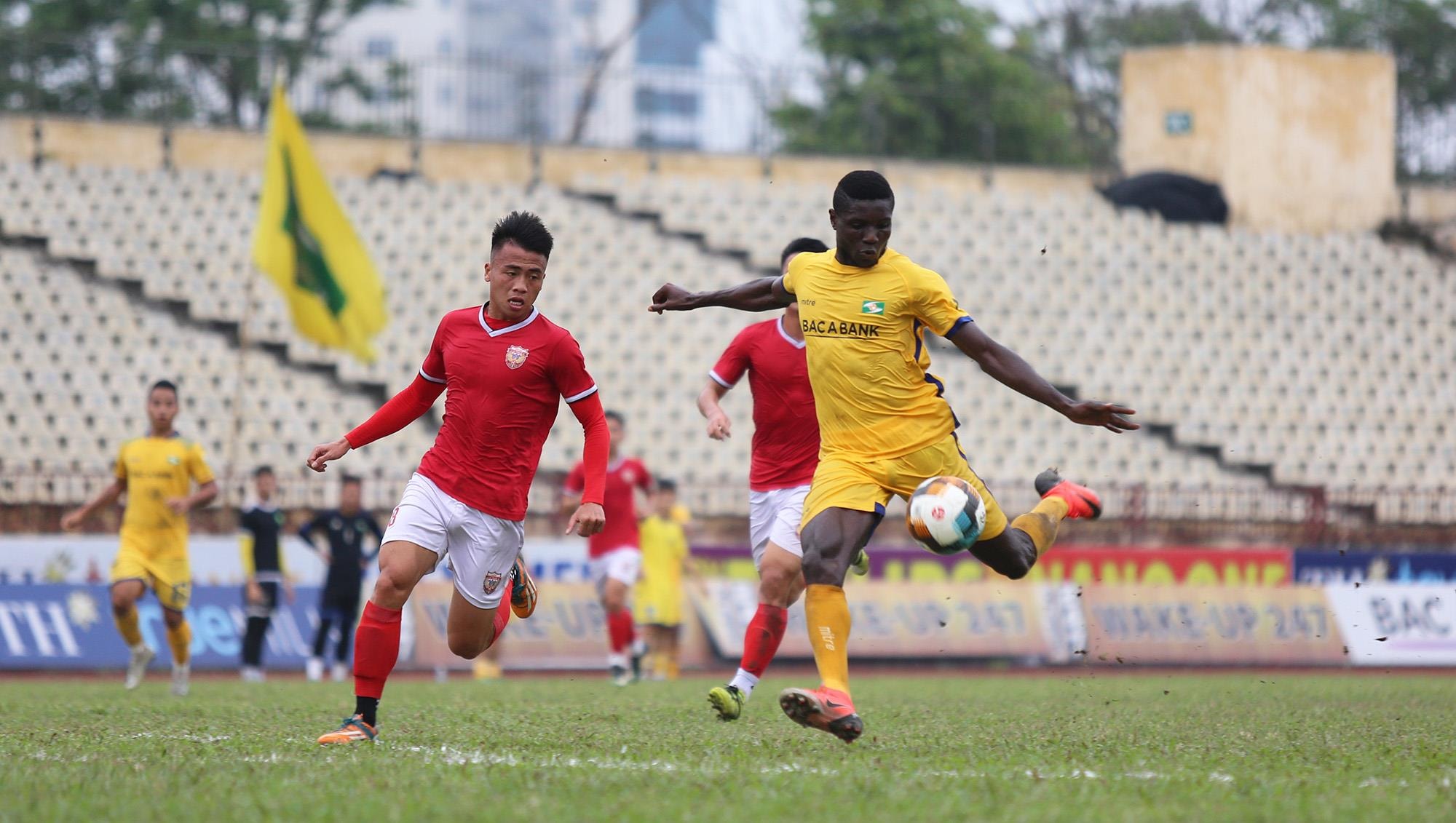 Không lâu sau, Michael Olaha tiếp tục phá bẫy việt vị, nâng tỷ số lên 2-0. Ảnh: Trung Kiên