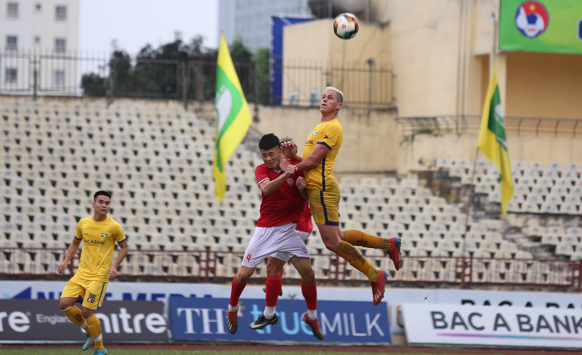 Cuối trận, tiền đạo Alves Dos Santos ấn định tỷ số 3-2 đầy vất vả cho SLNA bằng một pha đánh đầu. Ảnh: Đức Anh