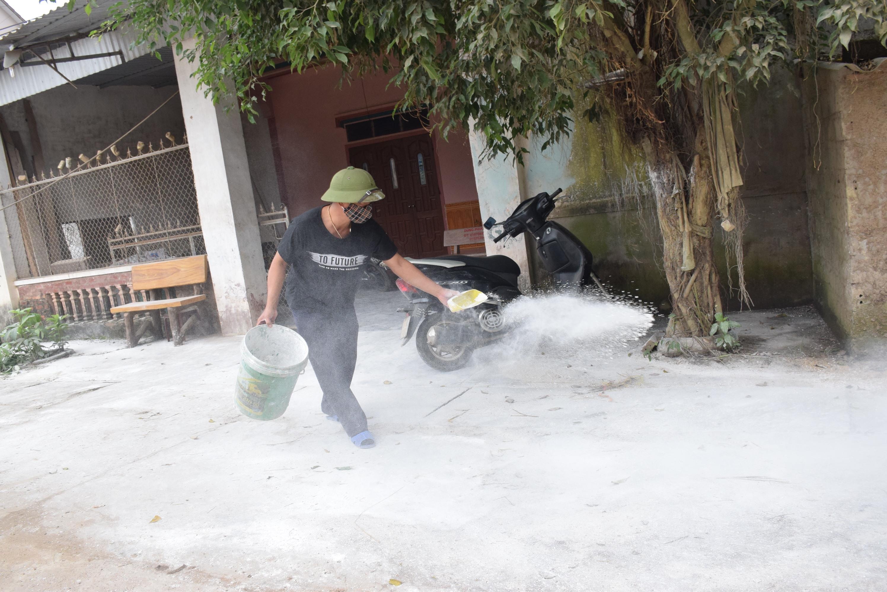 Ông Nguyễn Văn Dũng chủ hộ chăn nuôi có lợn bị dịch tả lợn châu Phi thường xuyên rắc vôi bột trước và trong khu vực vườn, chuồng trại chăn nuôi. Ảnh: Xuân Hoàng