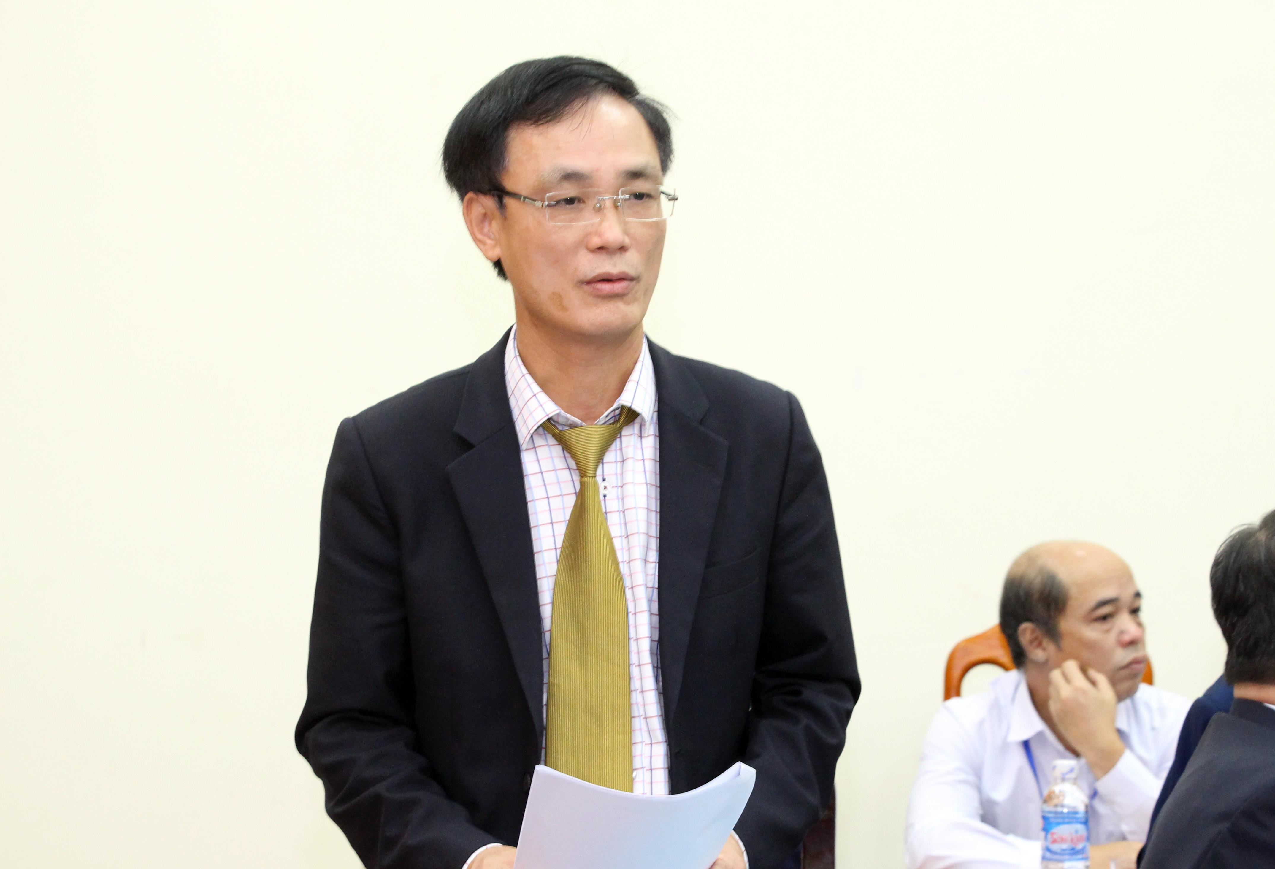 Phó Giám đốc phụ trách Sở Xây dựng Nguyễn Trường Giang báo cáo tại buổi làm việc. Ảnh: Đào Tuấn.
