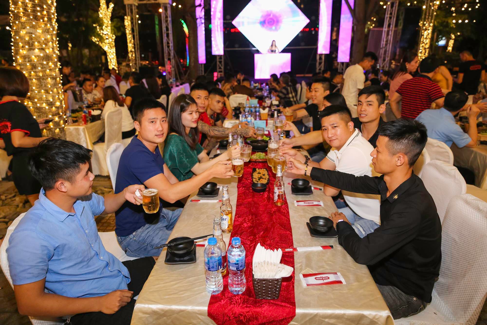 Được biết, BEER NGON mỗi tháng tổ chức 1-2 đêm nhạc với sự tham gia các ca sĩ, nghệ sĩ nổi tiếng. Thời gian tới, trong các chương trình ca nhạc, BEER NGON còn tổ chức các hoạt động bốc thăm trúng thưởng nhiều phần quà quà giá trị (Iphone và vorcher của Beer ngon) dành cho khách hàng may mắn. 