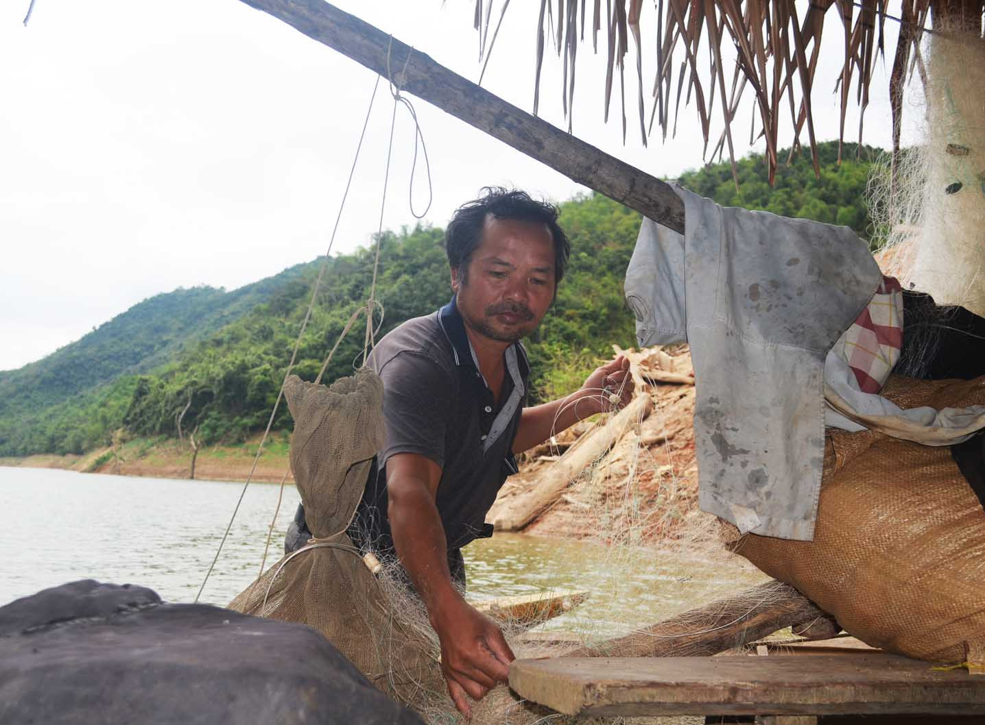 Người có uy tín nhất trong 5 hộ là ông Lô Văn Chương, nguyên Phó Chủ tịch HĐND xã Luân Mai. Theo ông Chương, ở khu vực này dễ sống hơn tại xã Ngọc Lâm vì dưới đó, dân thiếu đất sản xuất, khi hậu lại khắc nghiệt. Hơn nữa, tài sản đất lâm nghiệp làm trang trại mà nhà nước giao cho trước đây chưa được thu hồi, đền bù.  