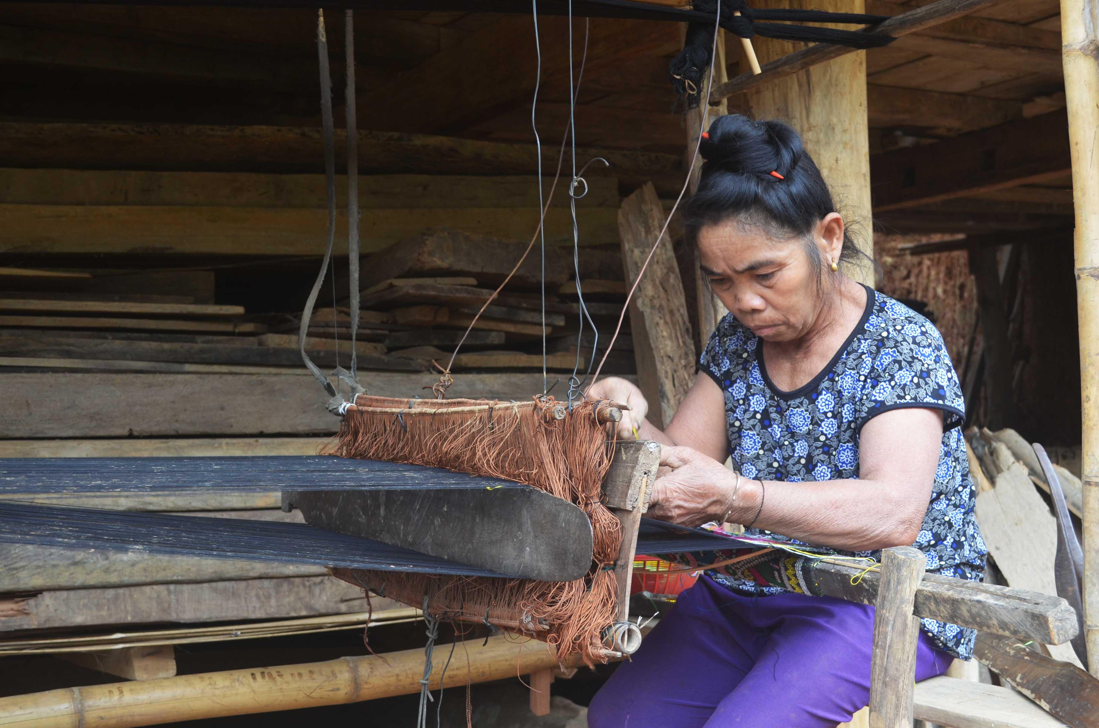 Bà Vi Thị Loan, 63 tuổi, theo chồng là ông Lô Thanh Long trở về vùng lòng hồ khoảng năm 2010. Về lại bản cũ Cha Luân, gia đình bà dựng nhà sát sông, chồng đi đánh cá còn bà làm rẫy, chăn nuôi và dệt vải. Ảnh: Nhật Lân.