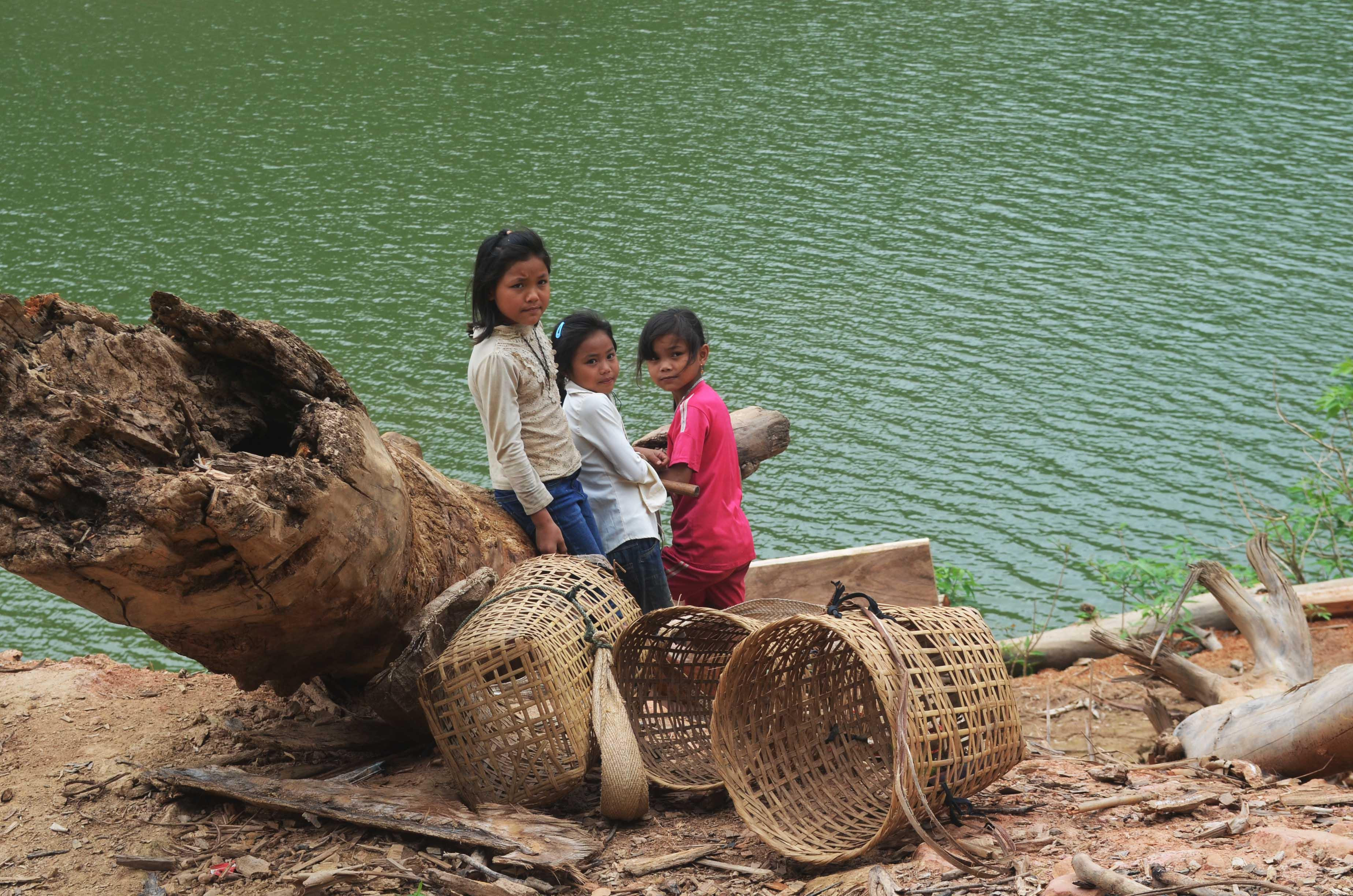 Còn đây là những đứa bé ở vùng lòng hồ đang chờ thuyền để sang bên kia sông hái lượm rau quả. Ảnh: Nhật Lân
